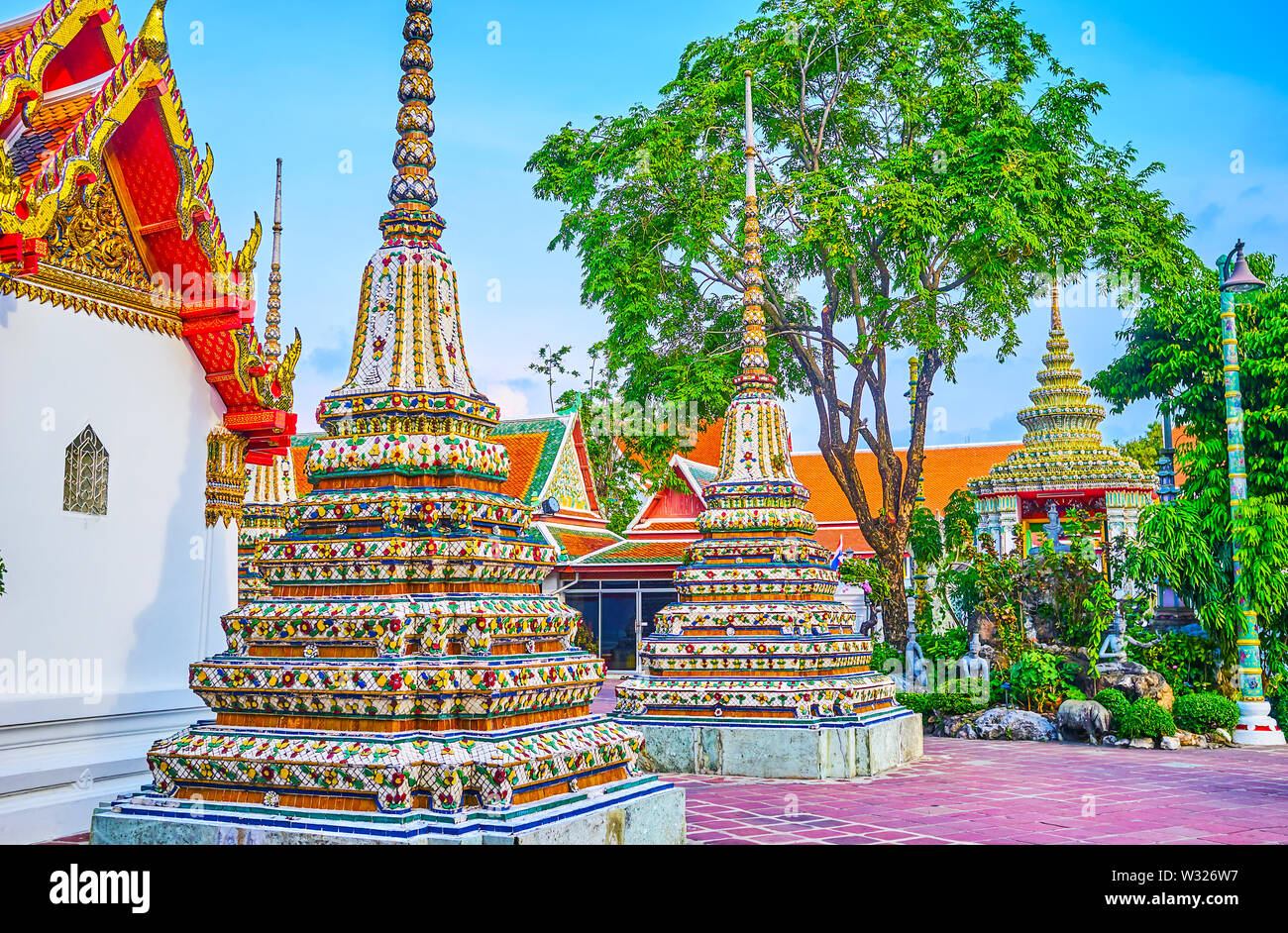 Die Gruppe der kleinen chedis (Stupas) im Wat Pho Tempel waren wie ein Grabstein für die Asche der königlichen Familie Mitglieder, Bangkok, Thailand verwendet Stockfoto