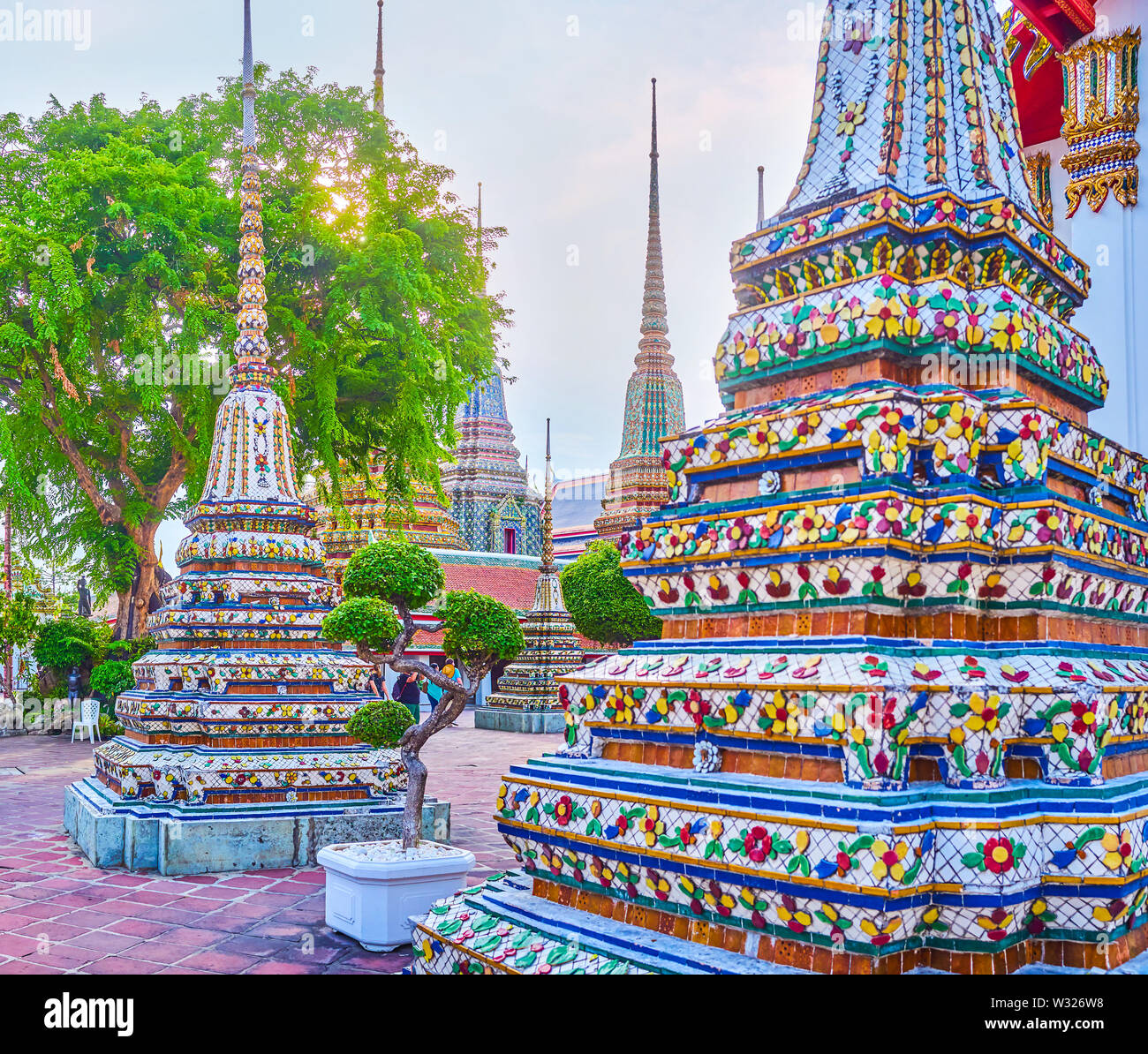 Die chedis von Phra Chedi Rai Komplexen mit bunten Fliesen- Dekorationen sind sehr wichtige Teil des Wat Pho komplex, da die Aufbewahrung der Asche des Stockfoto