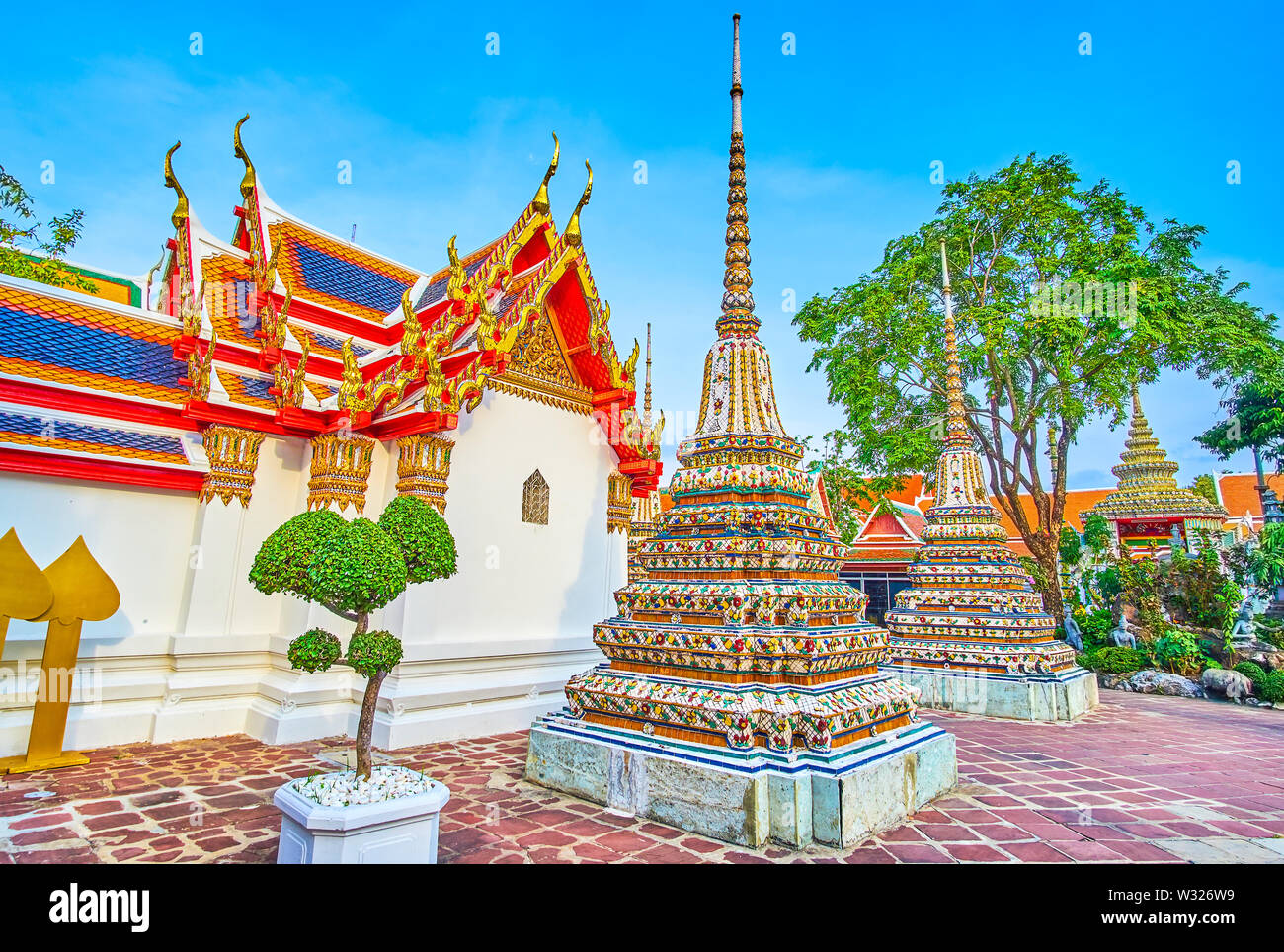 Die einzigartige Dekoration der Kleine stupas von Phra Chedi Rai Komplexen mit der Schönheit der Blumen Fliesen- muster zu verblüffen, Tempel Wat Pho, Bangkok, Thailand Stockfoto