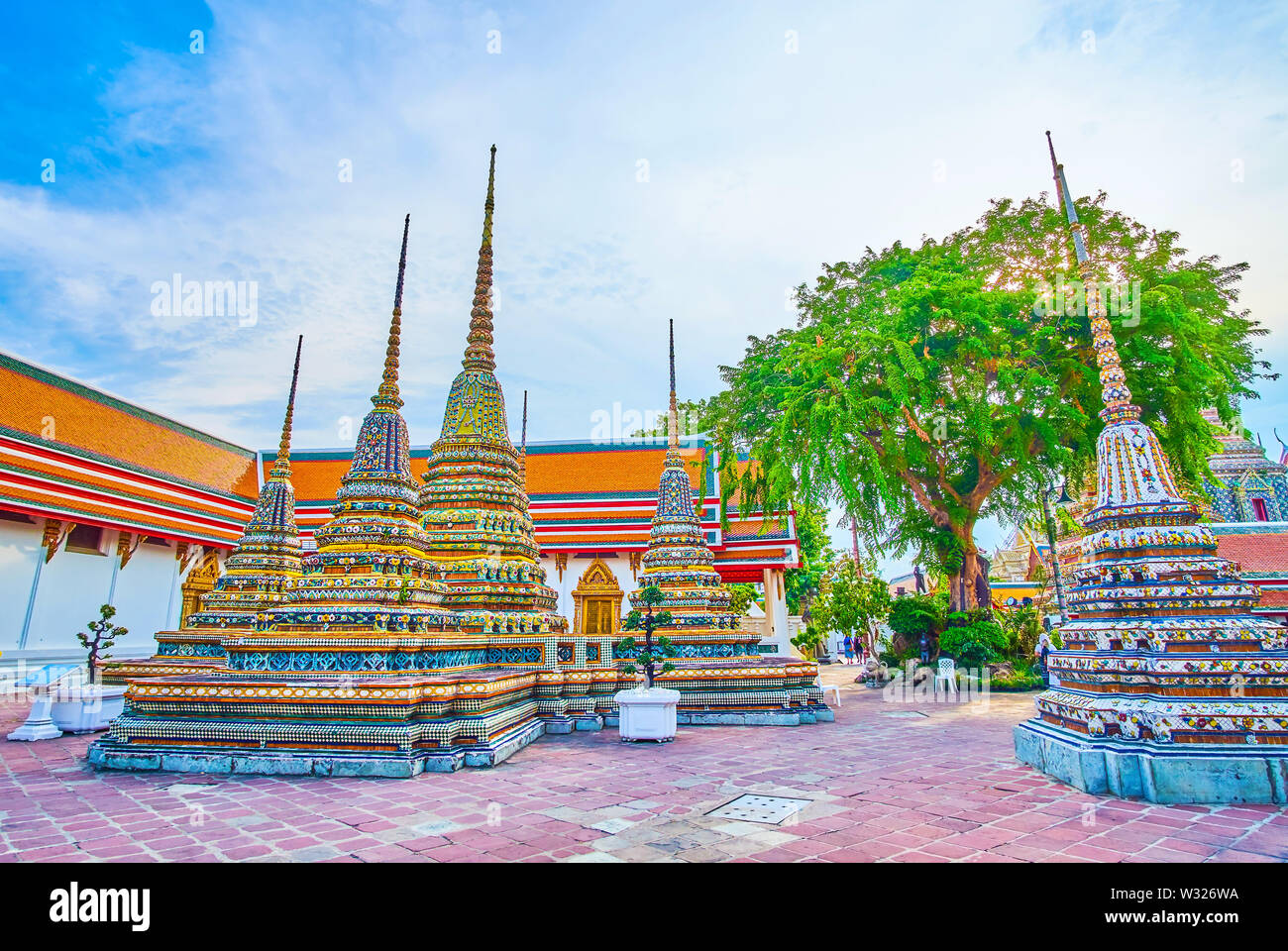 Die Dekoration der Heiligtümer und chedis (Stupas) Der Wat Pho Tempel ist ein schönes Beispiel für die einzigartige thailändische Religion Architektur, Bangkok, Thailand Stockfoto