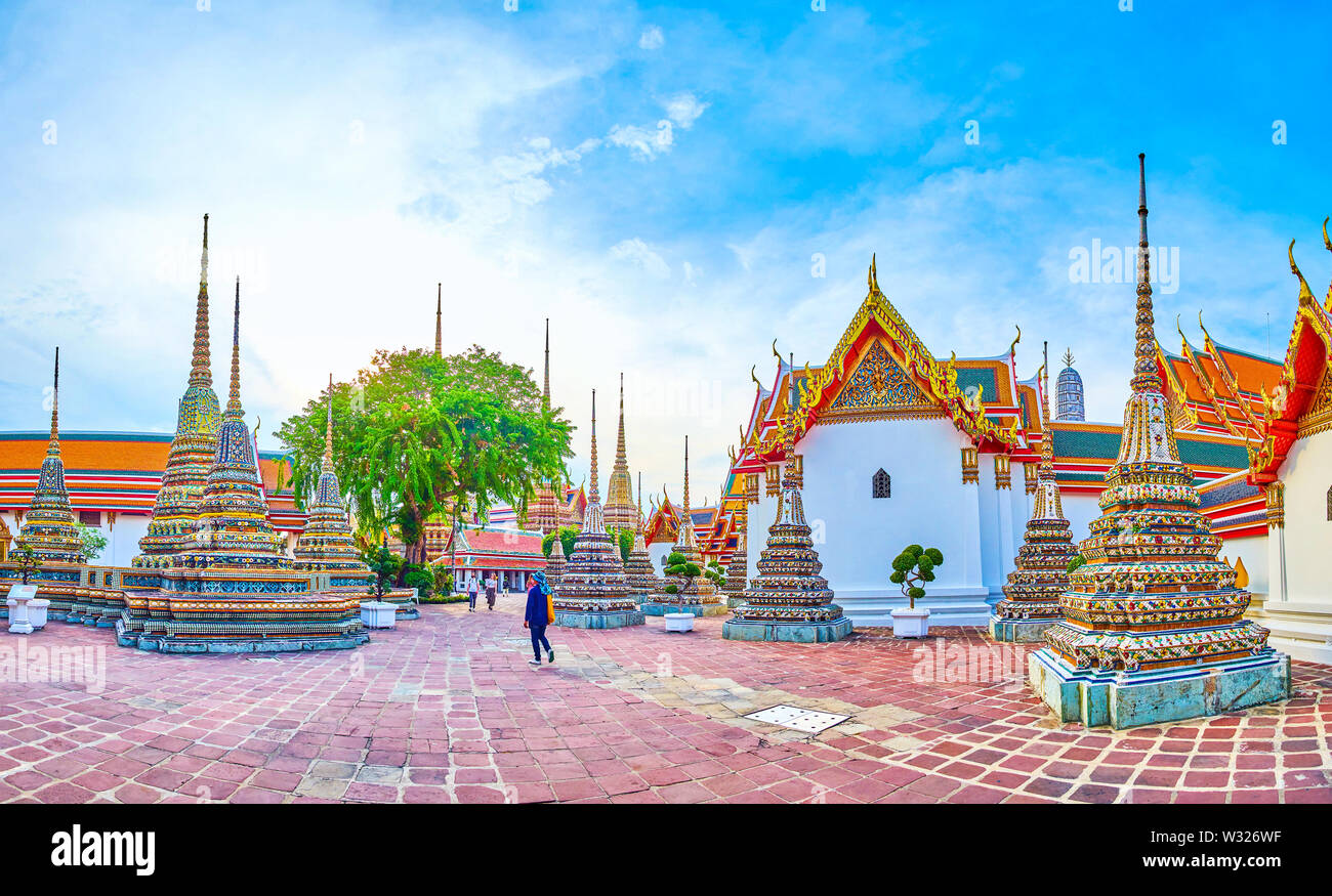 BANGKOK, THAILAND - 22 April, 2019: Das schöne Ensemble von Tempeln und Schreinen der Wat Pho Tempel und zahlreiche kleine chedis unter Ihnen, am 22. April Stockfoto