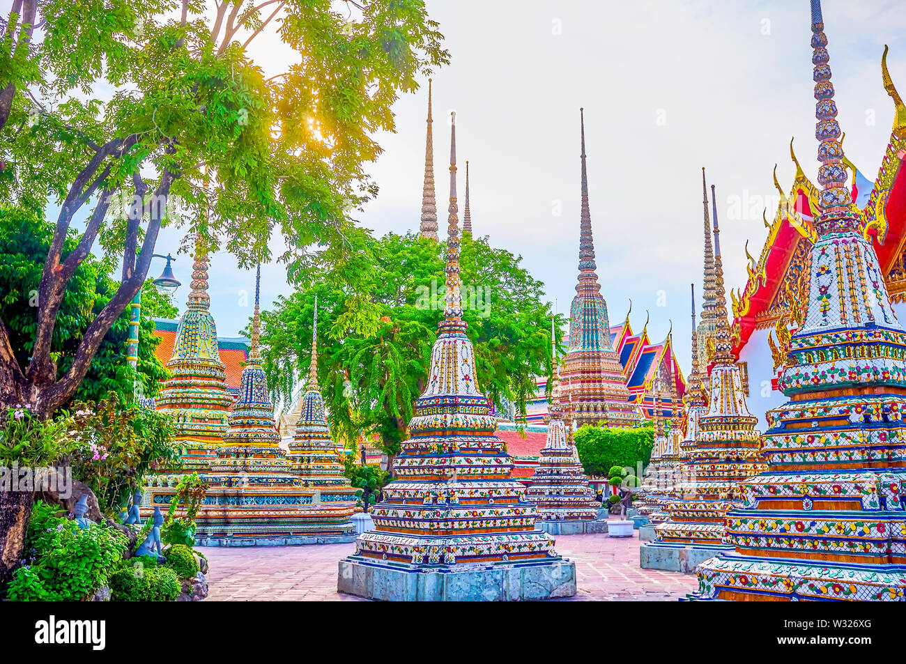 Die bunten Fliesen- Türme des chedis von Phra Chedi Rai Schrein im Hof des Wat Pho in Bangkok, Thailand Stockfoto