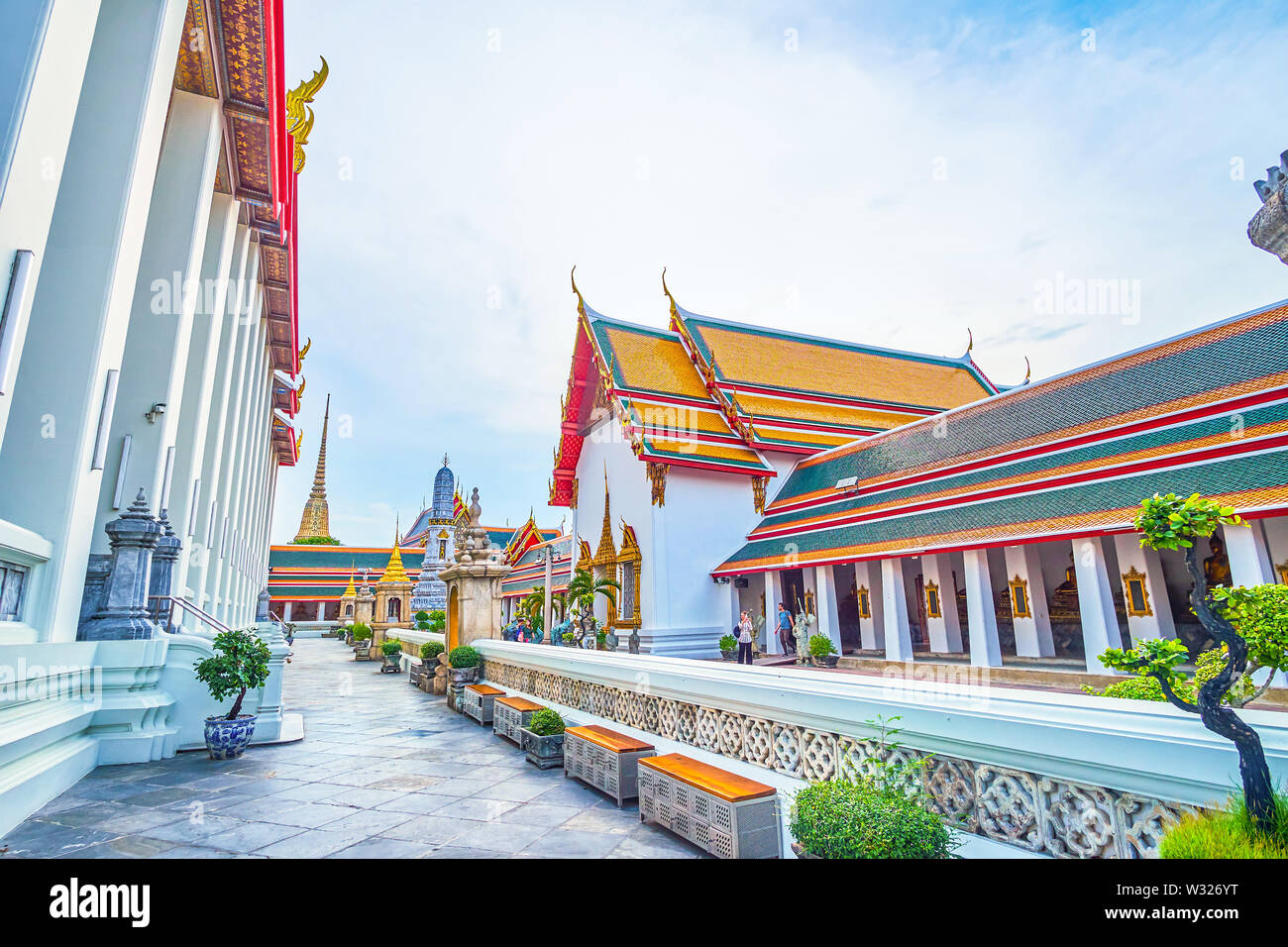 BANGKOK, THAILAND - 22. APRIL 2019: Die umliegenden Balustrade von Phra Ubosot Tempel mit Regalen für Schuhe, vor dem Eingang zum Heiligtum, auf der Apr Stockfoto