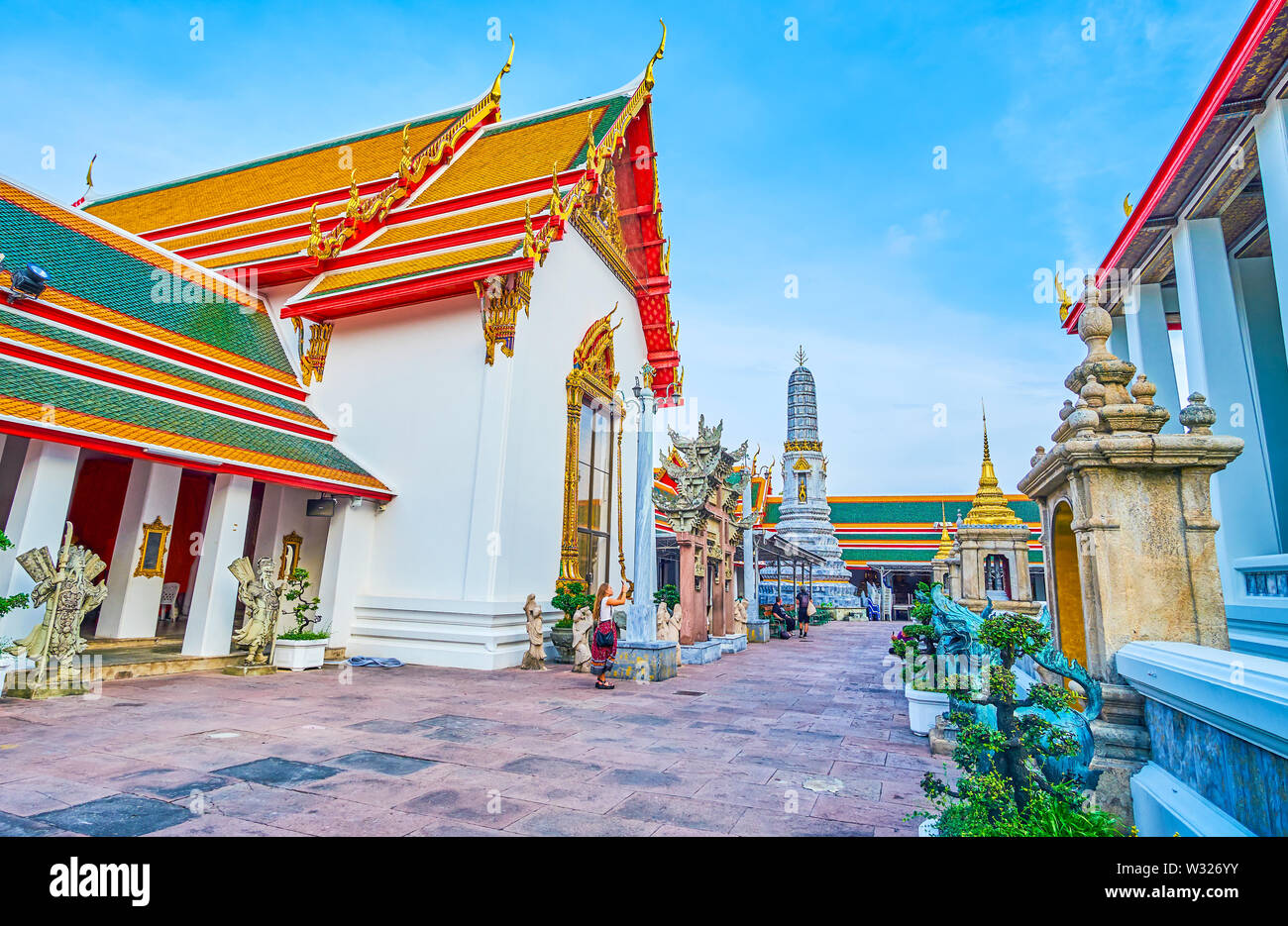 BANGKOK, THAILAND - 22 April, 2019: Der Hof vor den Toren der Phra Ubosod Tempel mit überdachten Galerie und Skulpturen aus Stein, auf April Stockfoto