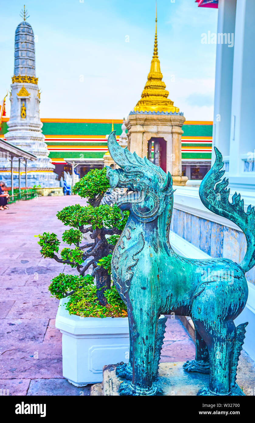 Die Bronzeskulptur von Singha, die mythologische Lion, bewacht den Eingang zu den buddhistischen Tempeln, Waty Pho Komplex in Bangkok, Thailand Stockfoto