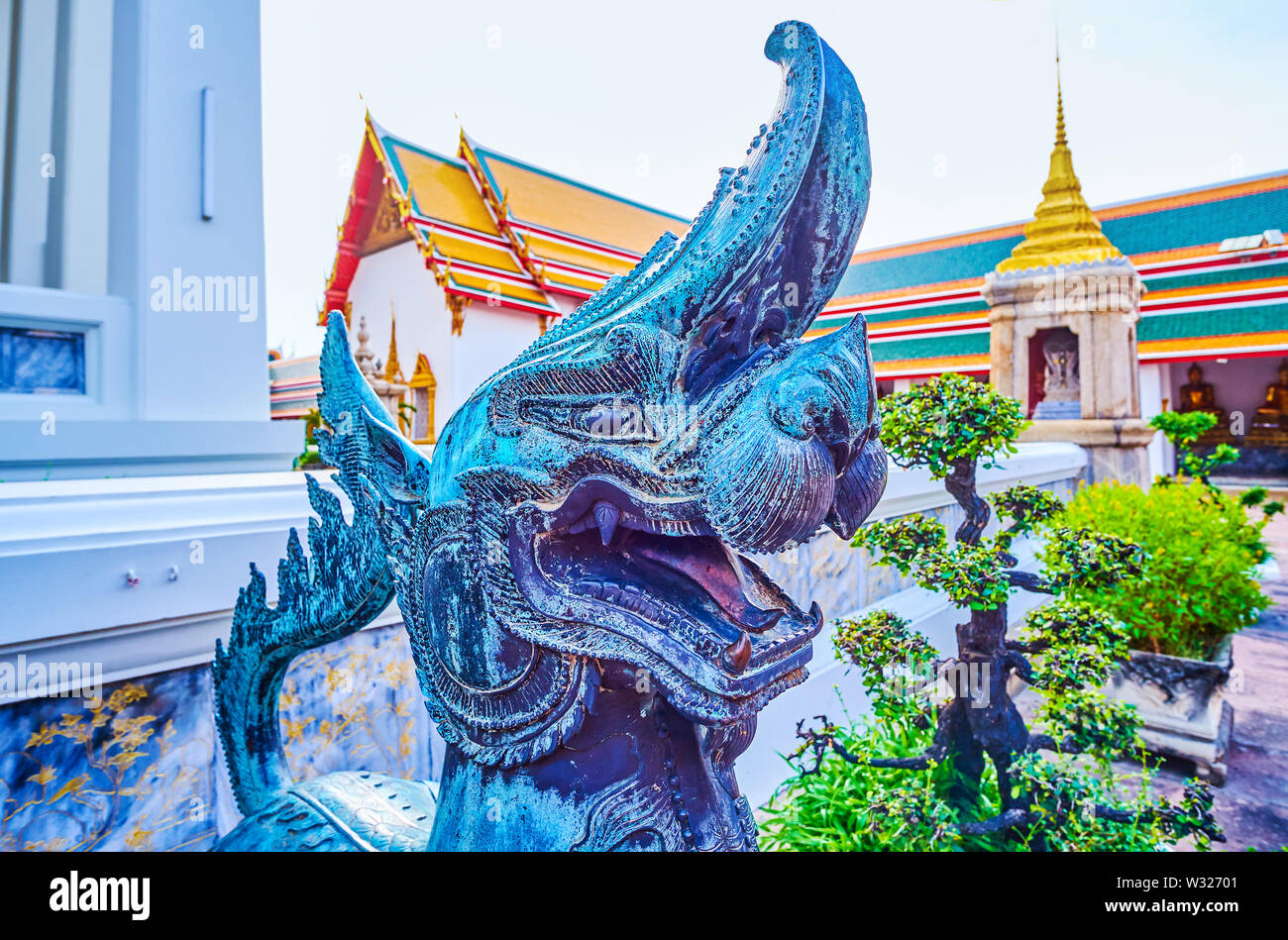 Die Schnauze der Bronze singha mit offenen Mund, die mythologische Löwe, bewacht den Eingang zur Phra Ubosot Tempel Wat Pho in Bangkok, Thail Stockfoto