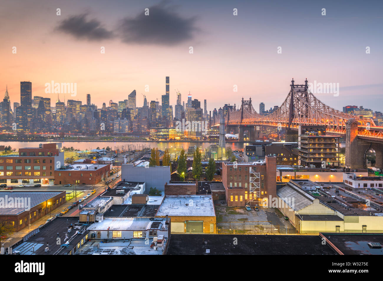New York, New York, USA Manhattan Skyline mit der Queensboro Bridge. Stockfoto