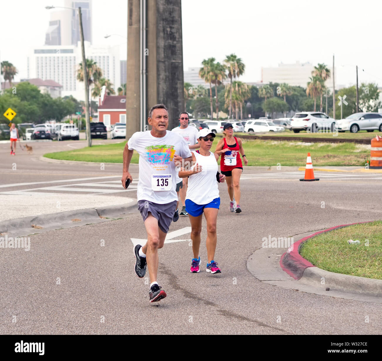 Ältere Mann in der Leitung unter den Teilnehmern, der letzte Abschnitt des Vier für das 4./4 km Fun Run am 4. Juli in Corpus Christi, Texas USA. Stockfoto