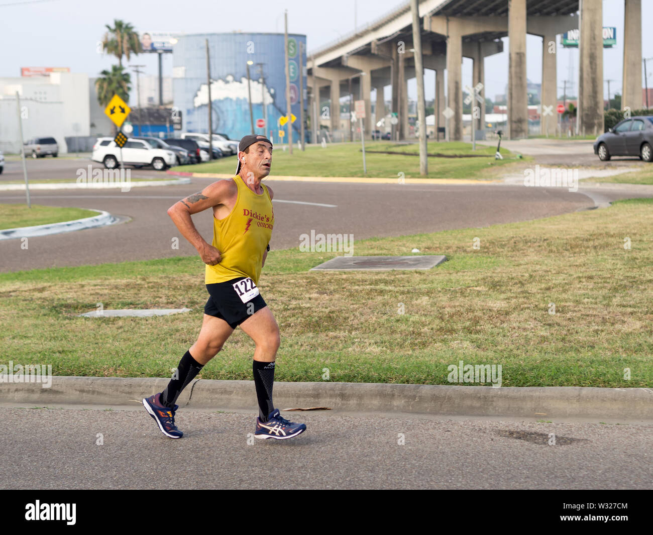 Ältere Mann laufen der letzte Abschnitt der Vier für das 4./4 km Fun Run am Juli in Corpus Christi, Texas USA 4. Stockfoto
