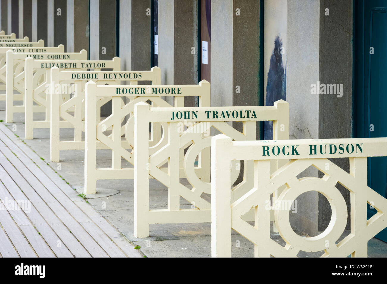 Strand schränke Barrieren mit den Namen von berühmten Hollywood Schauspieler entlang der Promenade Les Planches, Deauville, Frankreich. Stockfoto