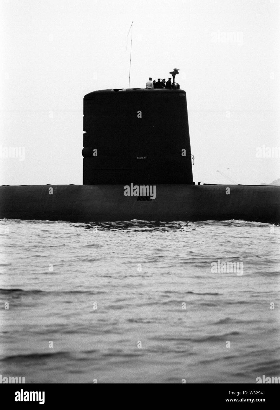 AJAXNETPHOTO. Juni, 1968. PORTSMOUTH, England. - Turm - der KOMMANDOTURM der HMS Valiant, einen atomaren Flotte von U-TOWERS ÜBER DEN RUMPF DES SCHIFFES in den Schatten MATROSEN AN DER SPITZE, die CONNING DAS SCHIFF IN DEN HAFEN SIND. Foto: Jonathan Eastland/AJAX. REF M 35686 96 Stockfoto
