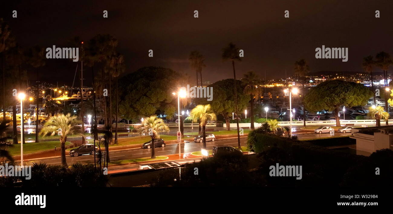 AJAXNETPHOTO. 2017. CANNES, Frankreich. - Nach dem Regen - der Boulevard de la Croisette MIT BLICK AUF DIE BUCHT VON CANNES UND DIE PORT PIERRE CANTO MARINA. Foto: Jonathan Eastland/AJAX REF: GR 172302 5432 Stockfoto