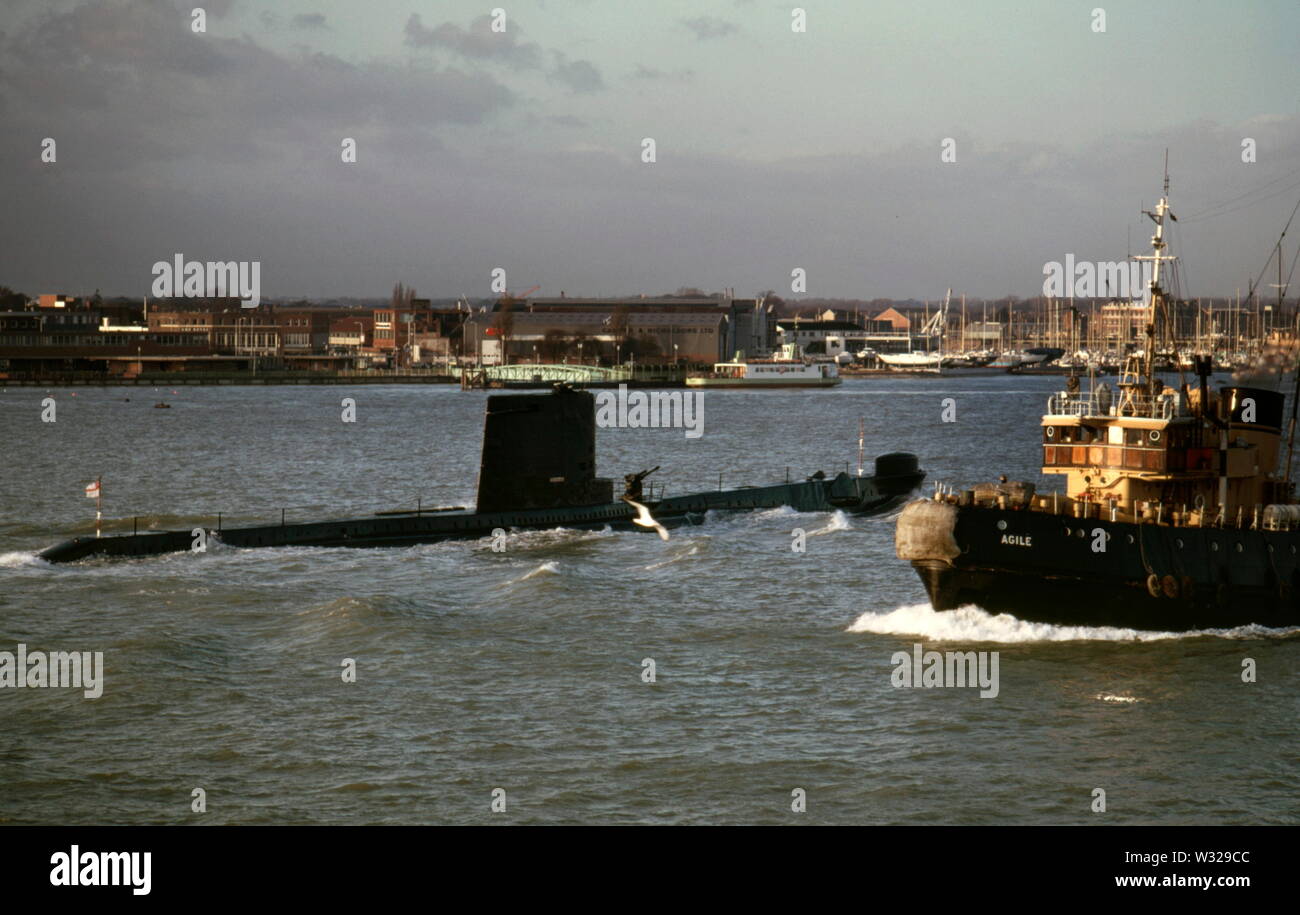 AJAXNETPHOTO. 17. DEZ 1975. PORTSMOUTH, England. - SUB - die A-Klasse U-BOOT HMS ANDREW DAMPFT IN DEN MARINESTÜTZPUNKT. Foto: Jonathan Eastland/AJAX. REF 301079. Stockfoto