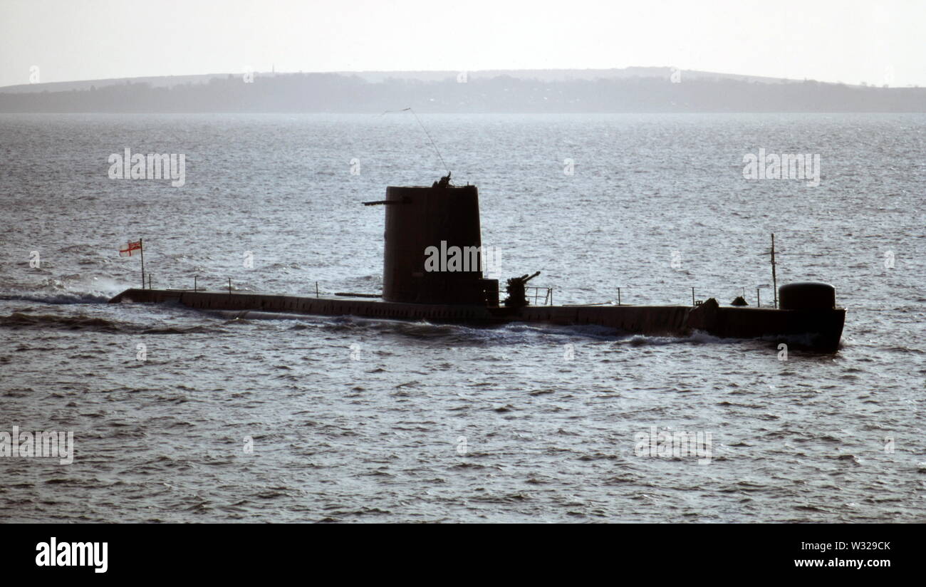 AJAXNETPHOTO. 17. Dez, 1974. PORTSMOUTH, England. - SUB - die A-Klasse U-BOOT HMS ANDREW DAMPFT IN DEN MARINESTÜTZPUNKT. Foto: Jonathan Eastland/AJAX. REF 301081. Stockfoto