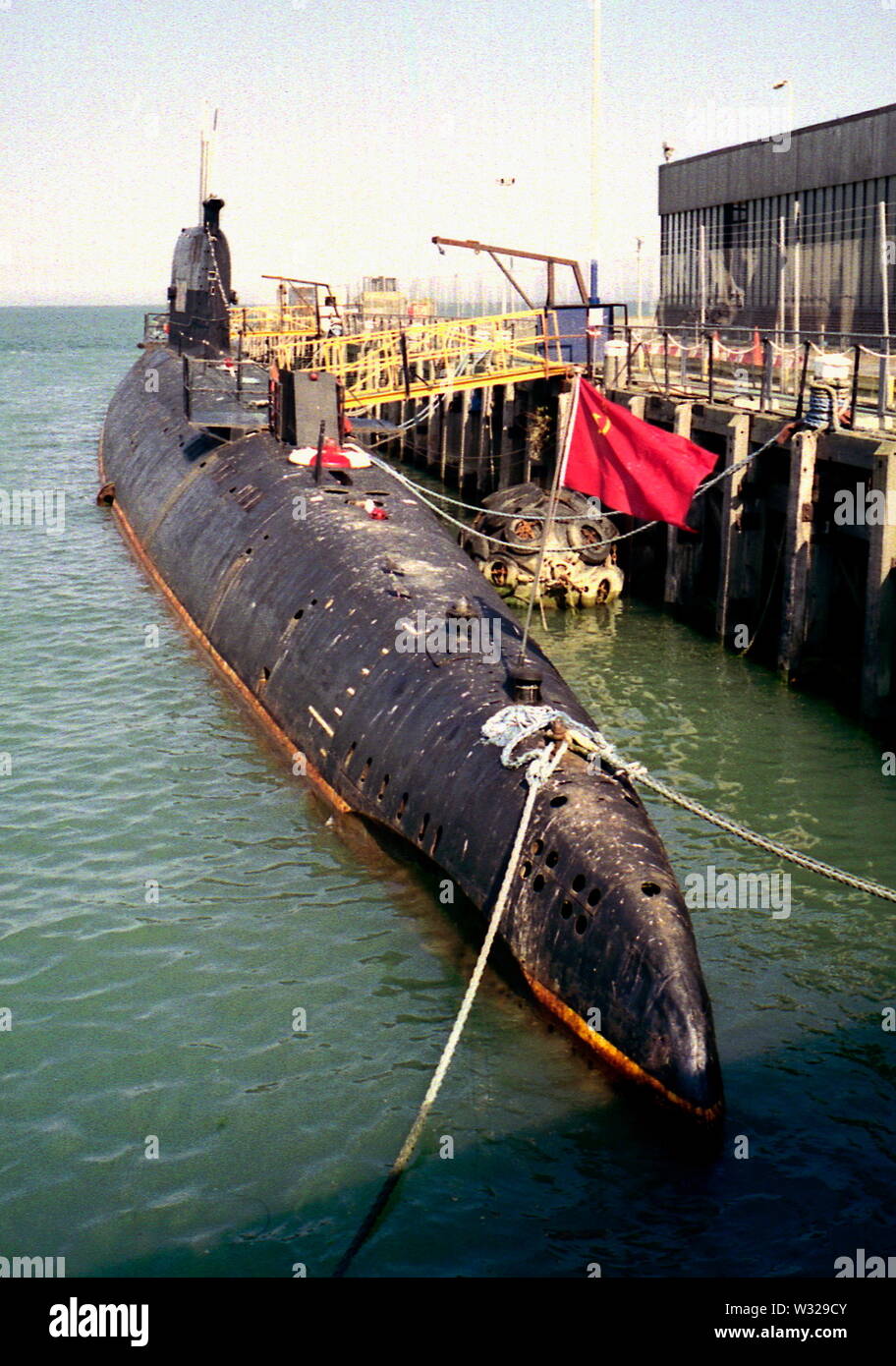 AJAXNETPHOTO. Juli, 2001. FOLKESTONE, England. - Russische SUB MUSEUM - DER REEDER BEANTRAGT HABEN, PLA (PORT OF LONDON AUTHORITY) für einen Anlegeplatz an der Themse. Foto: Jonathan Eastland/AJAX. REF: STZ/NA/SUB 2/9 A. Stockfoto
