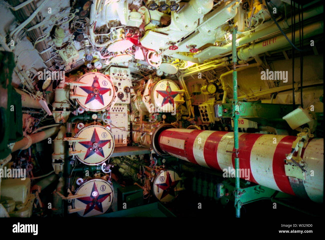 AJAXNETPHOTO. 2001. FOLKESTONE, England. - Russische SUB INNENRAUM - TORPEDO RAUM DES RUSSISCHEN U-boots günstig bei Folkestone ALS MUSEUMSSCHIFF. Foto: Jonathan Eastland/AJAX. REF: STZ/NA/31 A. Stockfoto