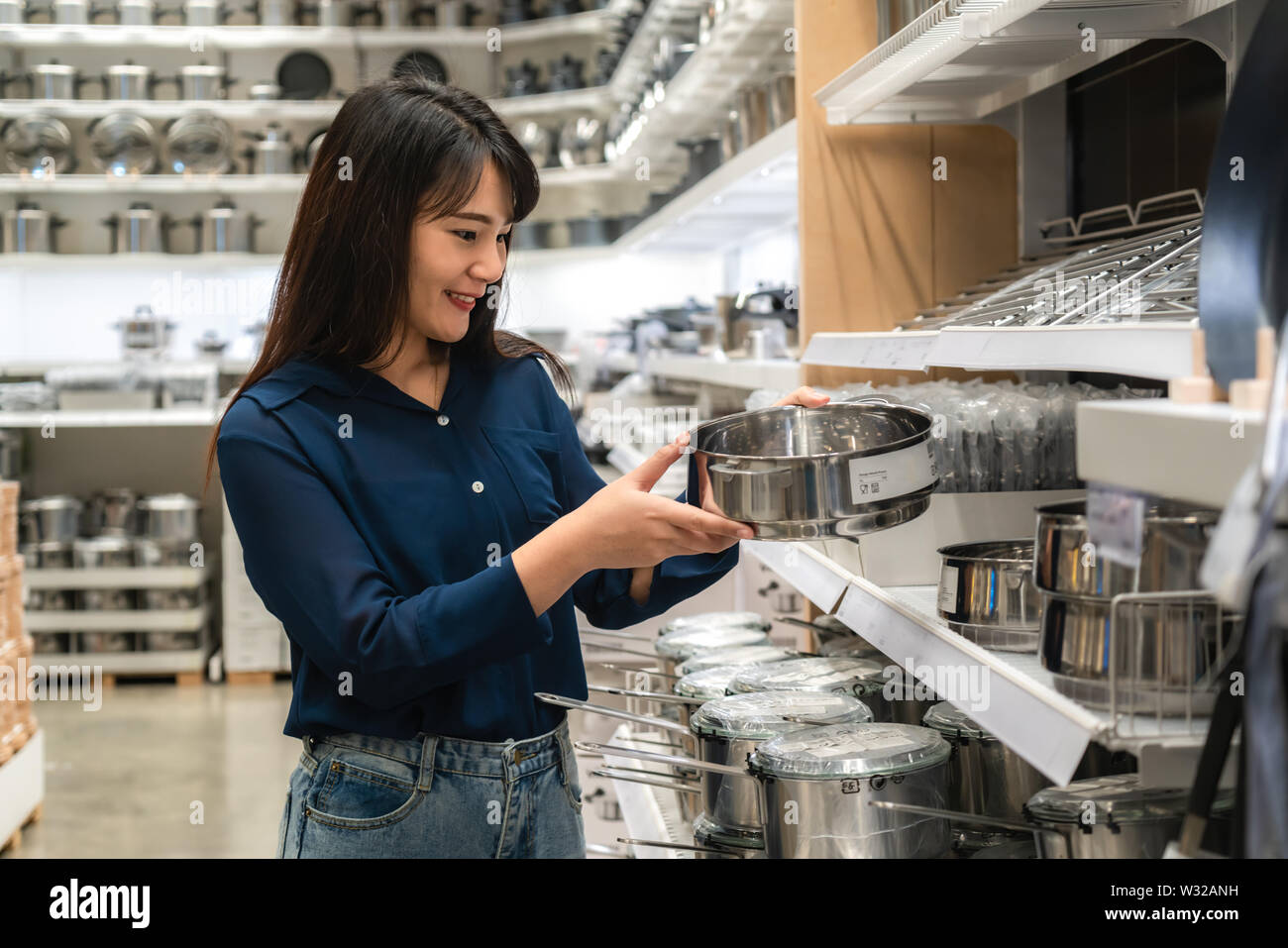 Asiatische Frauen werden neue Küchenutensilien in der Mall zu kaufen. Einkaufsmöglichkeiten für Lebensmittel und Haushaltswaren sind in Märkte, Supermärkte oder großen Shopping erforderlich Stockfoto