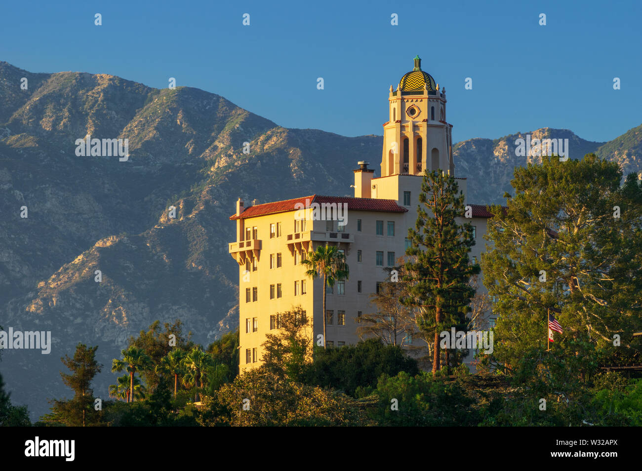 Bild, das nördlich vom Richard H. Chambers Courthouse in Pasadena, Kalifornien, zeigt die San Gabriel Mountains im Hintergrund. Stockfoto