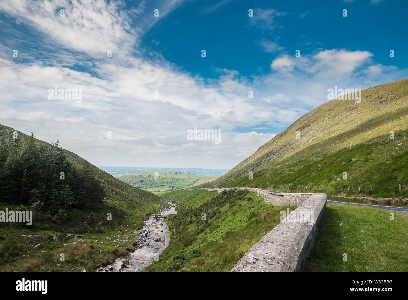 Blick nach Westen von der Straße vorbei am Spelga Dam, Mourne Mountains, County Down, Nordirland Stockfoto