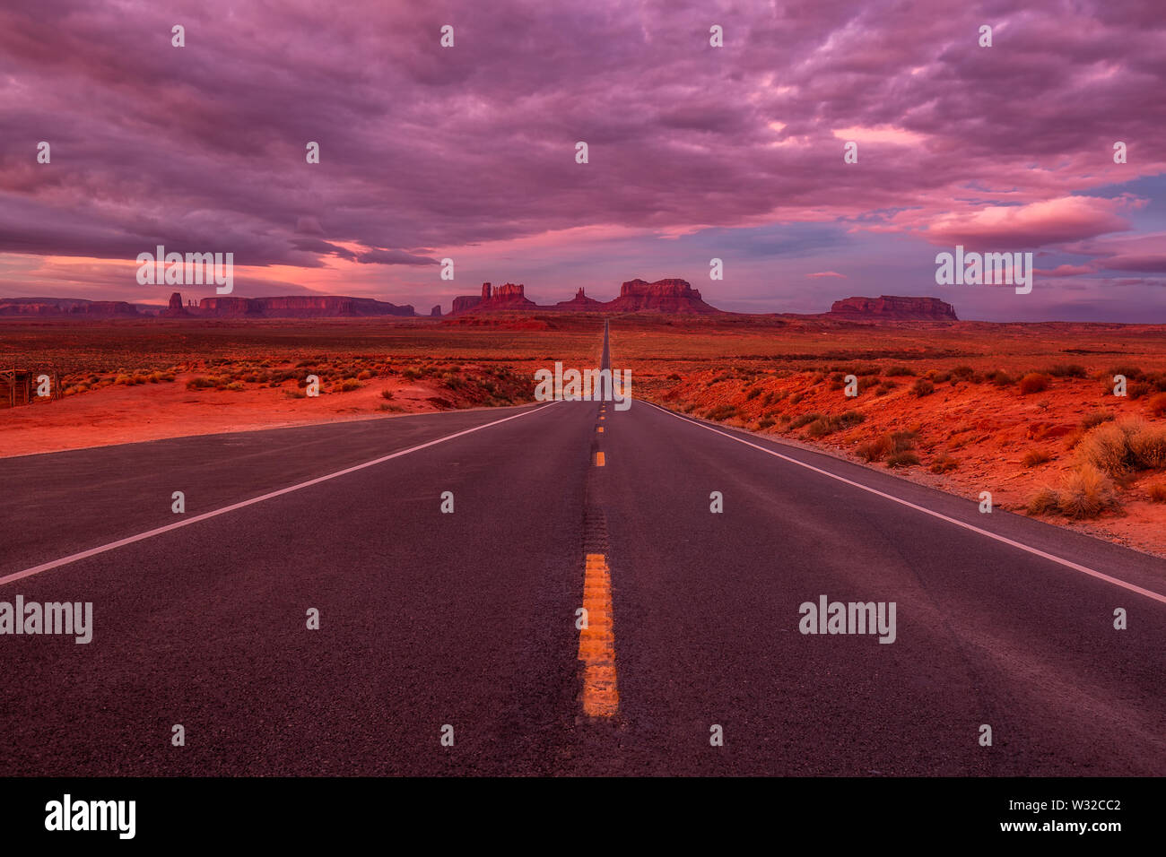 Erstaunlich Sonnenaufgang mit Rosa, Gold und magenta Farben in der Nähe von Monument Valley, Arizona, USA. Stockfoto