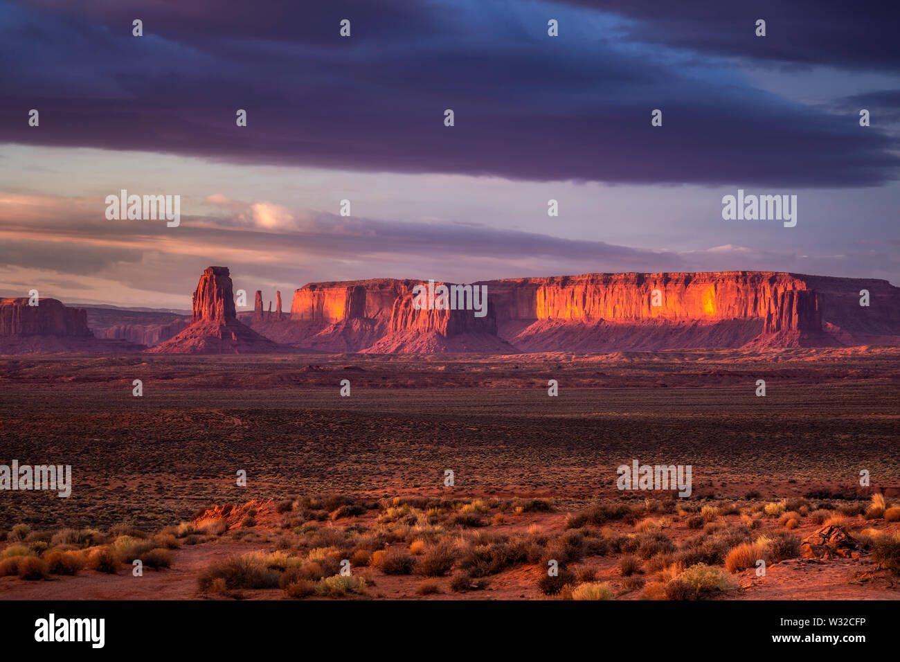 Erstaunlich Sonnenaufgang mit Rosa, Gold und magenta Farben in der Nähe von Monument Valley, Arizona, USA. Stockfoto