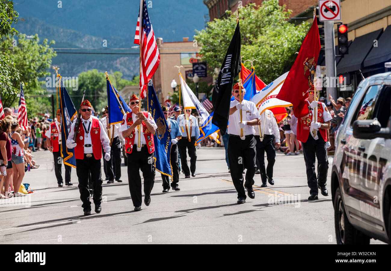 American Legion Veteranen führen die jährlichen Viertel der Juli Parade in der kleinen Bergstadt Salida, Colorado. Stockfoto
