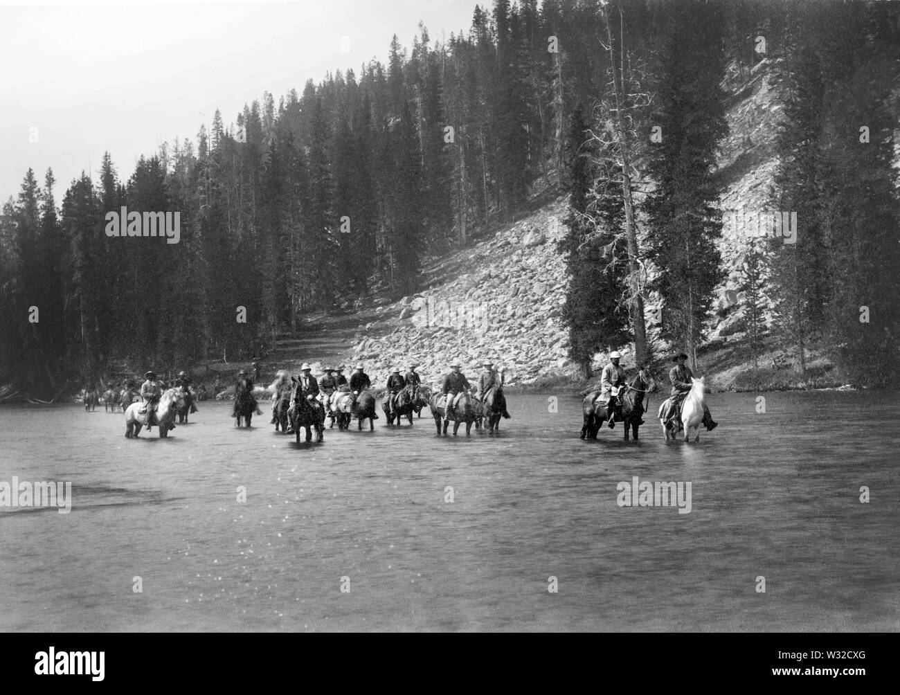 Us-Präsident Chester A. Arthur und Partei Kreuzung Lewis Gabel, Snake River, Yellowstone National Park, Wyoming, USA, Foto: Frank J. Haynes, 1883 Stockfoto