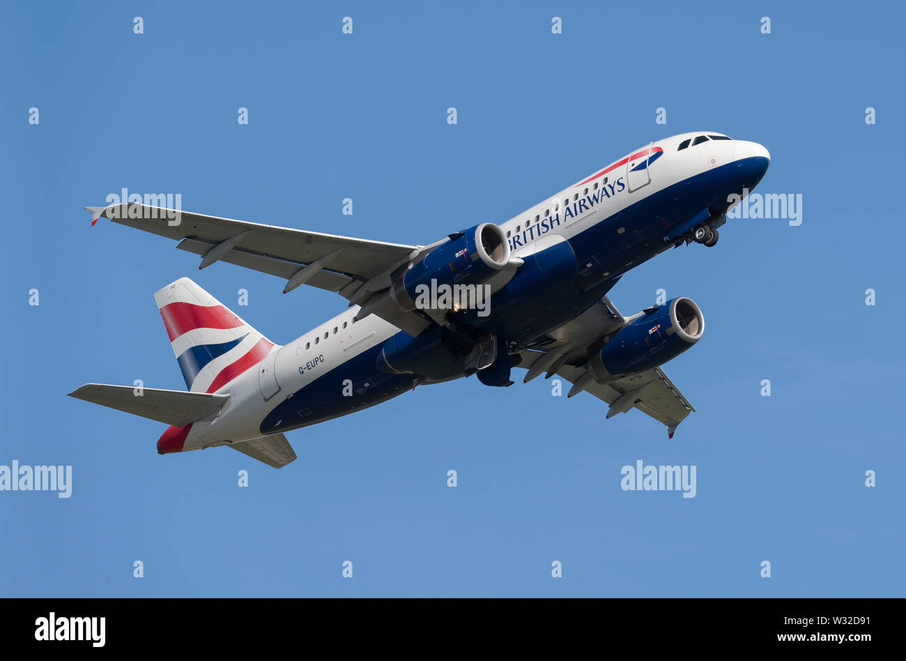Einen British Airways Airbus A319-100 startet vom Internationalen Flughafen Manchester (nur redaktionelle Nutzung) Stockfoto