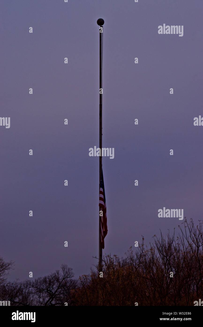 United States Flag zum halben Personal, Stadt von Canyon, öffentlichen Aqua Park, Canyon, Texas. Stockfoto