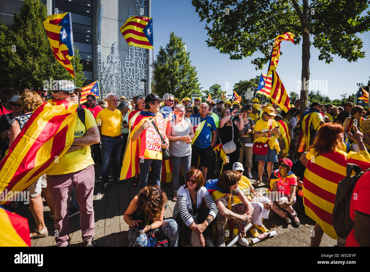 Straßburg, Frankreich - Nov 2 2019: Senioren Menschen mit Estelada katalanischen Separatisten flags Protest vor der EU Europäisches Parlament gegen die Ausgrenzung von drei Katalanischen demonstrieren gewählten Abgeordneten des Europäischen Parlaments Stockfoto