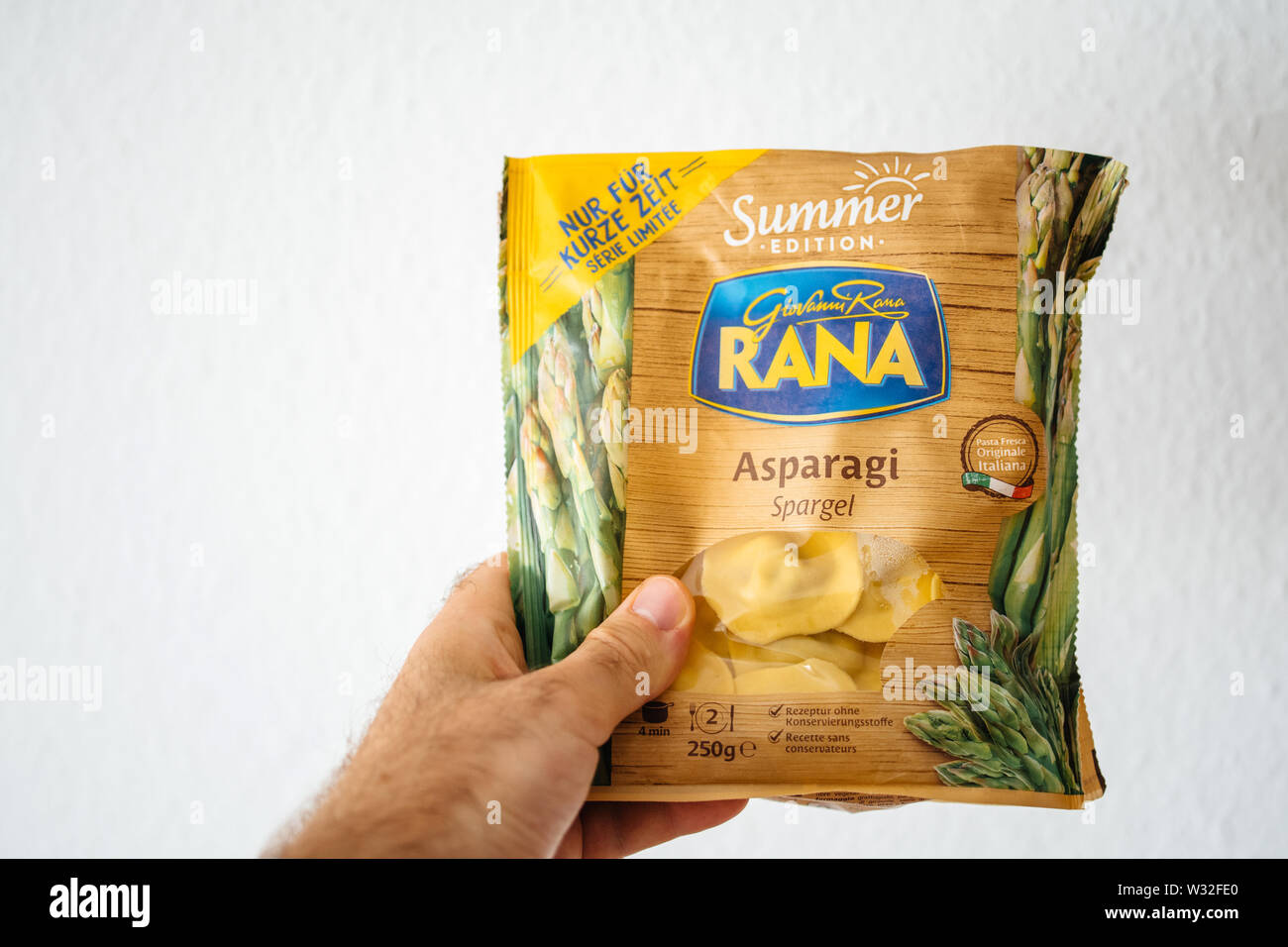 Paris, Frankreich, 13. Juni 2019: der Mensch Hand gegen grauen Hintergrund Giovanni Rana Asparagi Spargel Pasta bereit Sommer Edition zu essen Stockfoto