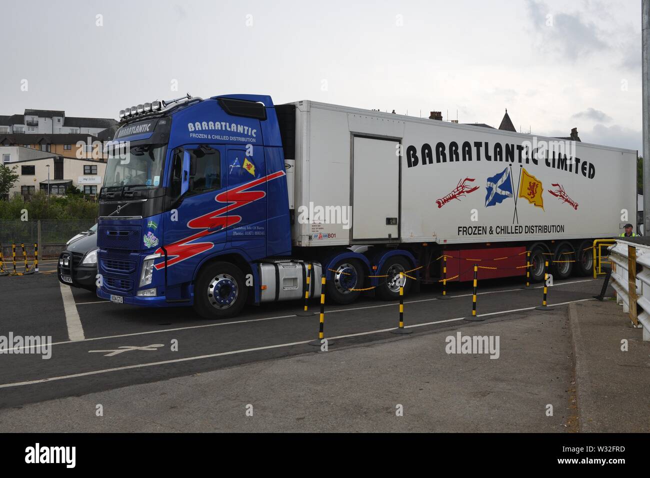 Eine Barratlantic begrenzt artikuliert Trailer, die eingefroren waren, am Fährhafen in Oban, Schottland, Großbritannien, Europa warten Stockfoto