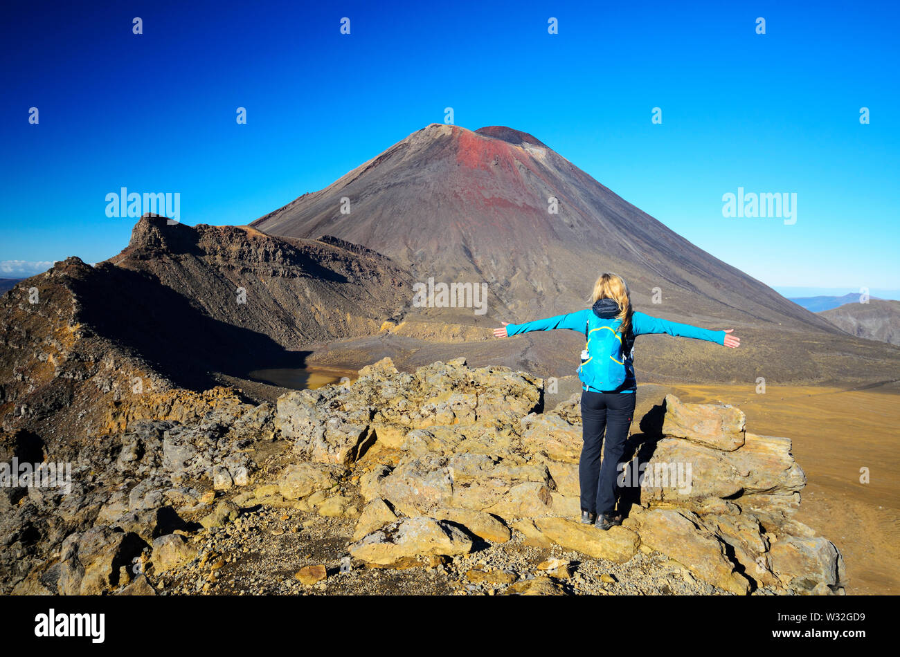 Wanderer beobachten Vulkan Stockfoto