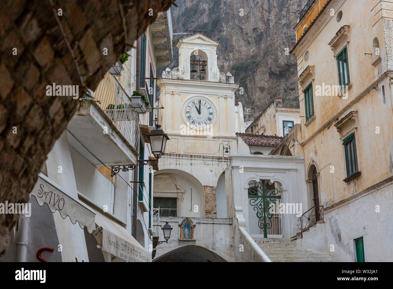 Atrani Dorf an der Amalfiküste, mit dem Dom im Hintergrund Stockfoto