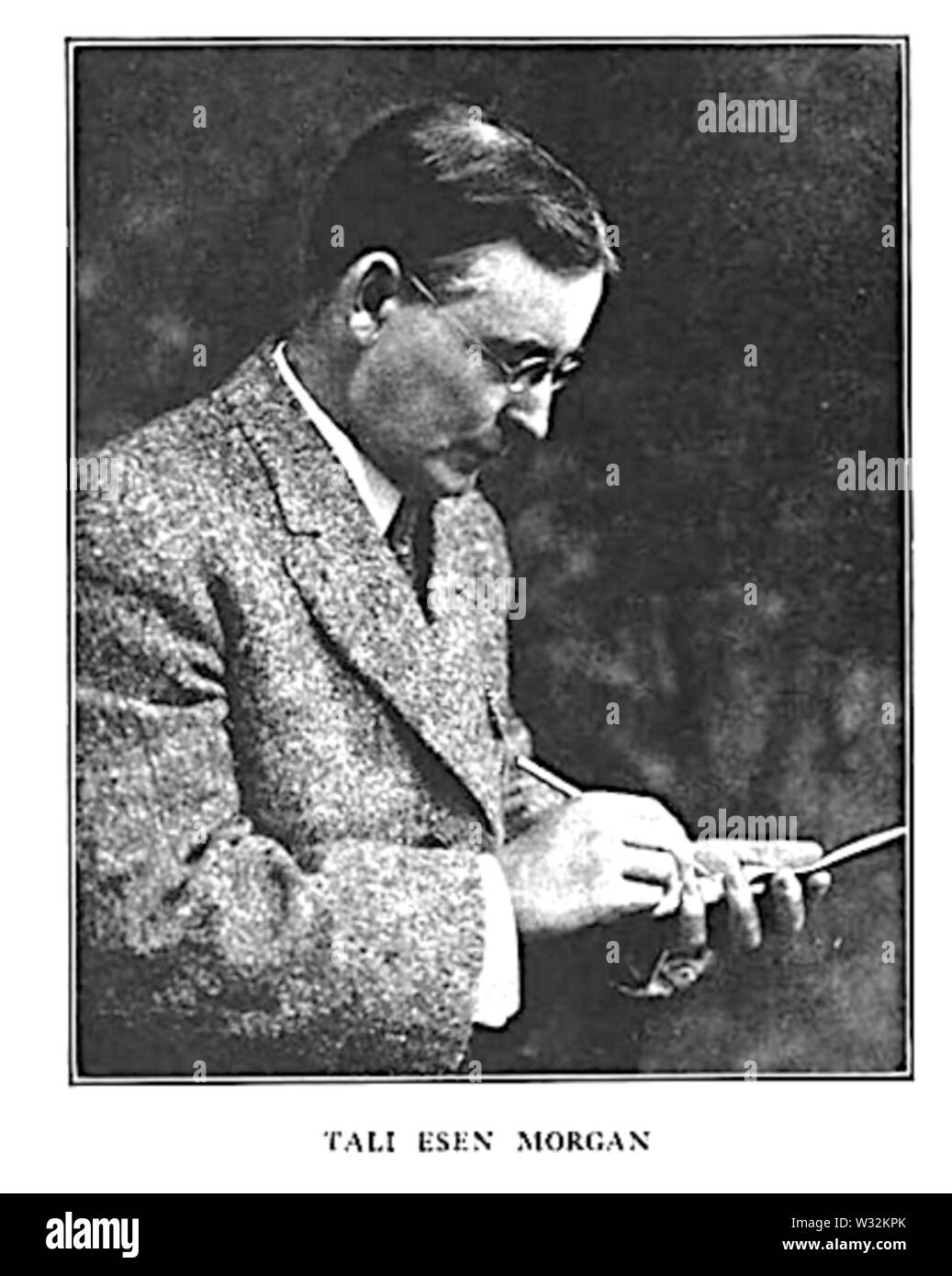 Tali Esen Morgan, einem weißen Mann mit Brille und einem Tweed Jacke, in einem Handheld Notepad schreiben. Stockfoto Tali Esen Morgan, einem weißen Mann mit Brille und einem Tweed Jacke, in einem Handheld Notepad schreiben. Stockfoto