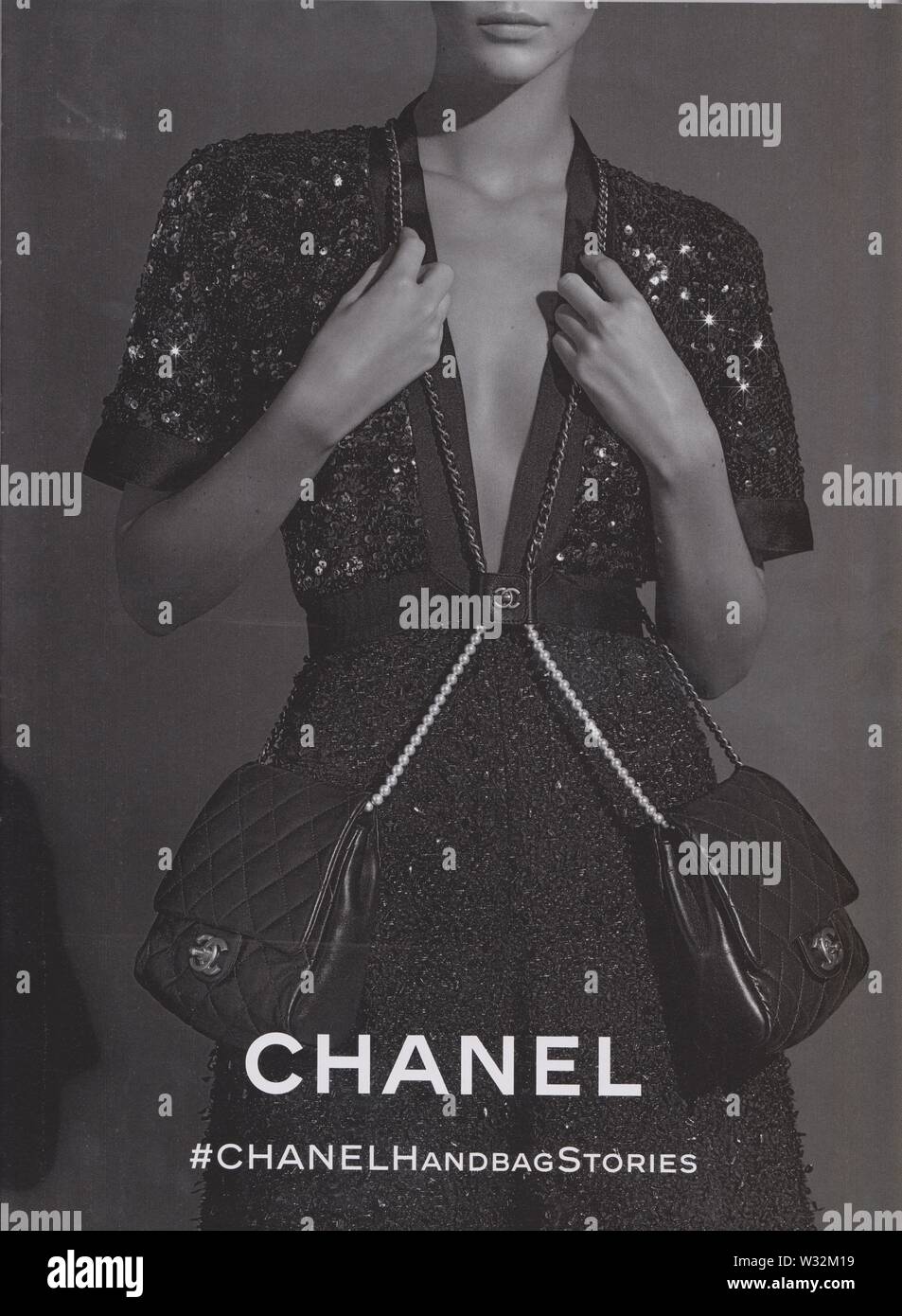 Plakat werbung CHANEL Handtasche mit Vittoria Ceretti in Papier Magazin aus  2019, Werbung, kreative CHANEL Anzeige von 2010 s Stockfotografie - Alamy