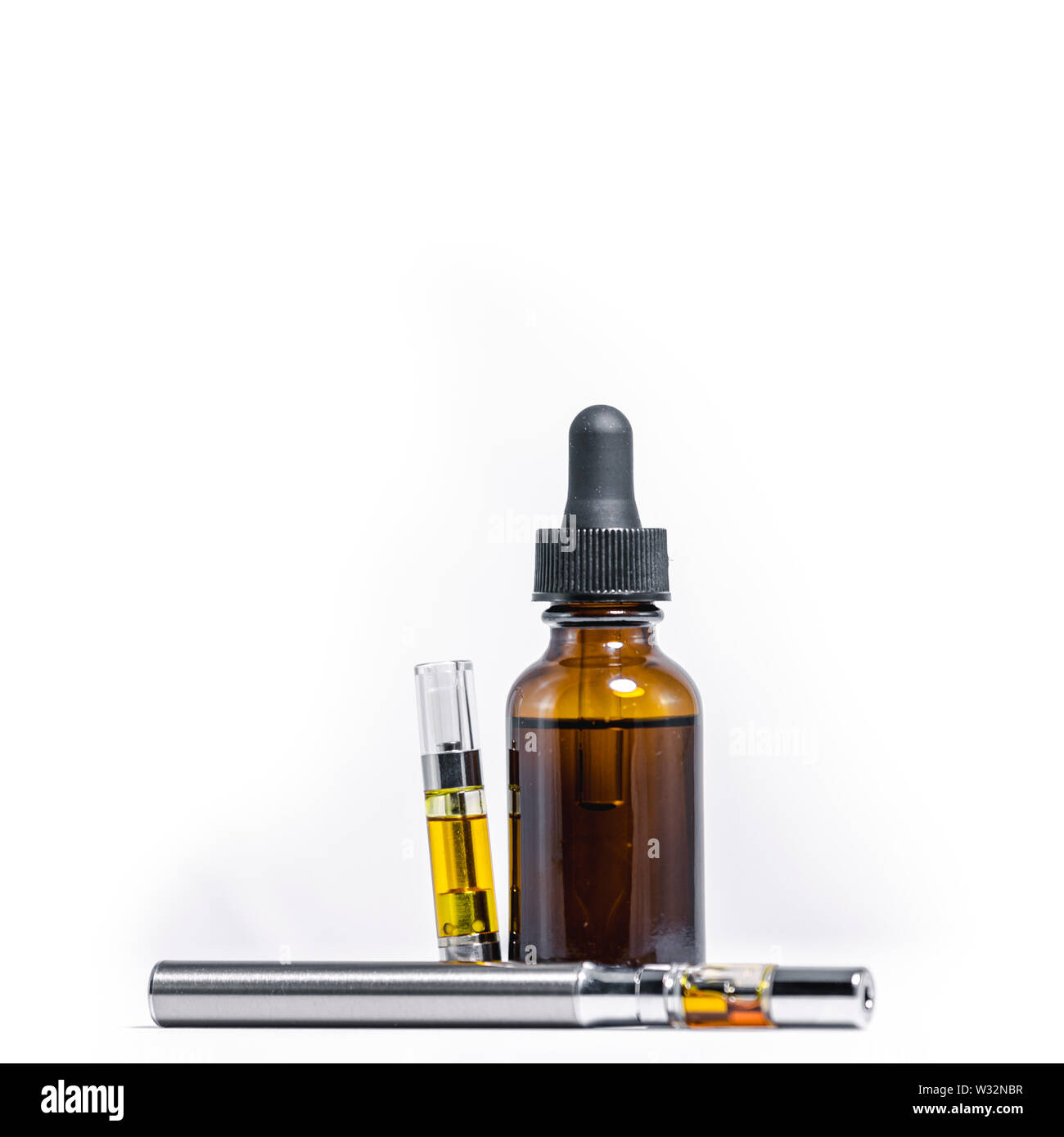 Die medizinische Verwendung von Cannabis hanf flüssig Vaporizer und Glas Glas im hellen Lightbox anzeigen isoliert Stockfoto