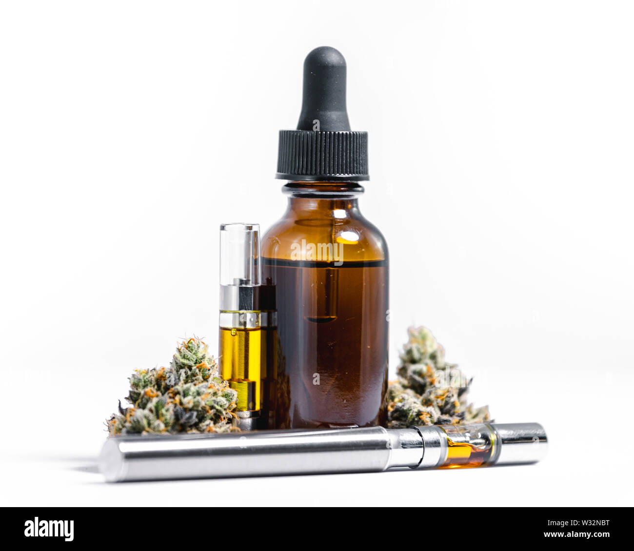 Makro Display von medizinischem Cannabis Produkte auf weißem Hintergrund mit Verdampfer und Glas Glas für Tropfen Stockfoto