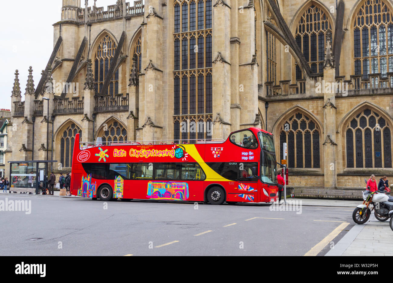 Große rote oben offenen Doppeldecker touristische tour bus für Bath City Sightseeing Touren außerhalb von Bath Abbey, Badewanne, Somerset, Süd-West-England, UK geparkt Stockfoto