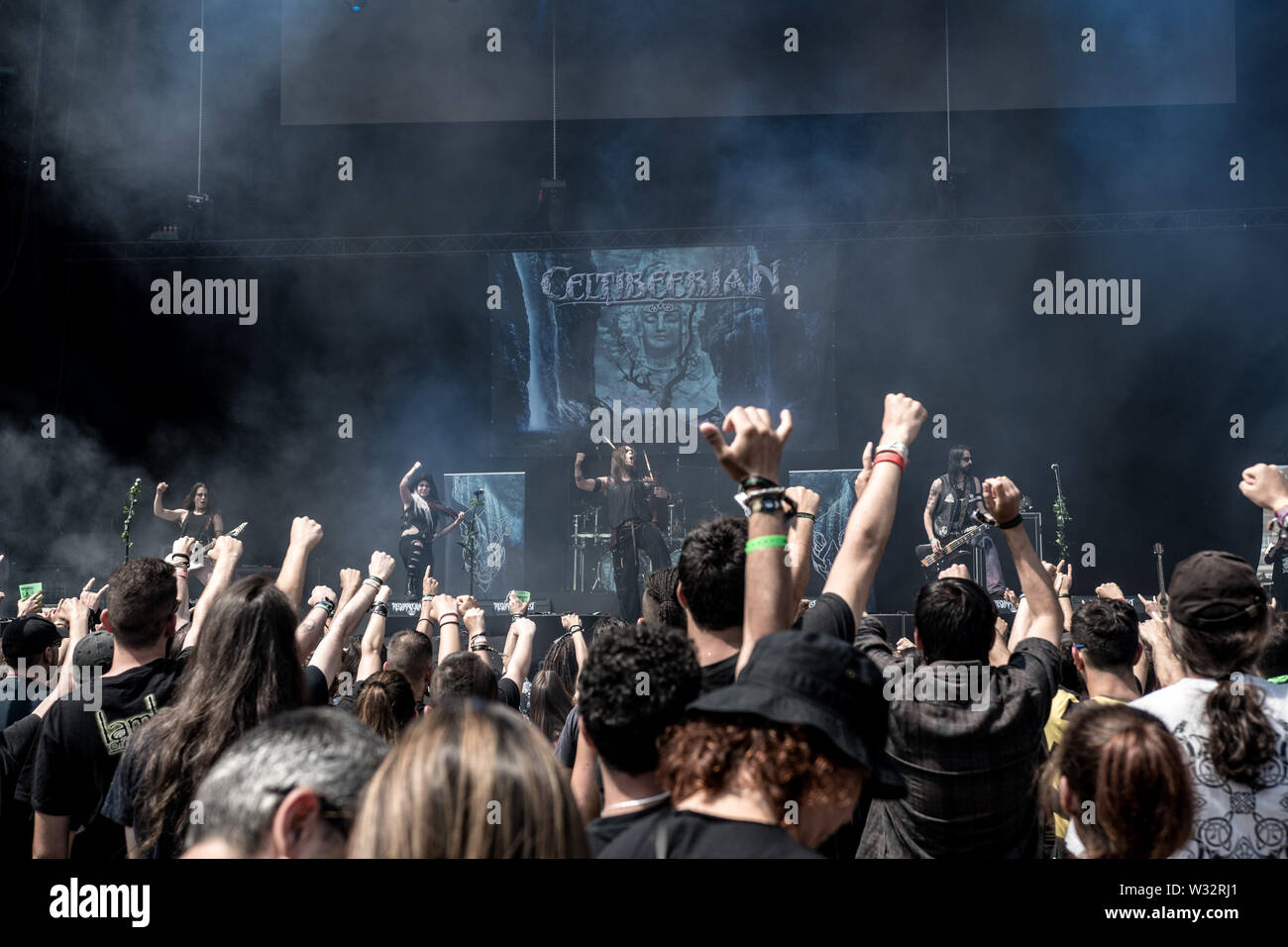 Celtibeerian band durchführen, während die Auferstehung Fest Musik Festival in Viveiro, Nordspanien. Auferstehung Fest ist ein Musikfestival der extremen Musik, Metal, Hardcore, Punk, Stoner und Doom. Dies war der 14. Auflage. Es empfohlene internationale Bands wie Slipknot, Slayer, Parkway Drive, Brant Bjork, Radio Moskau, Within Temptation, Lamm Gottes oder King Diamond. Stockfoto