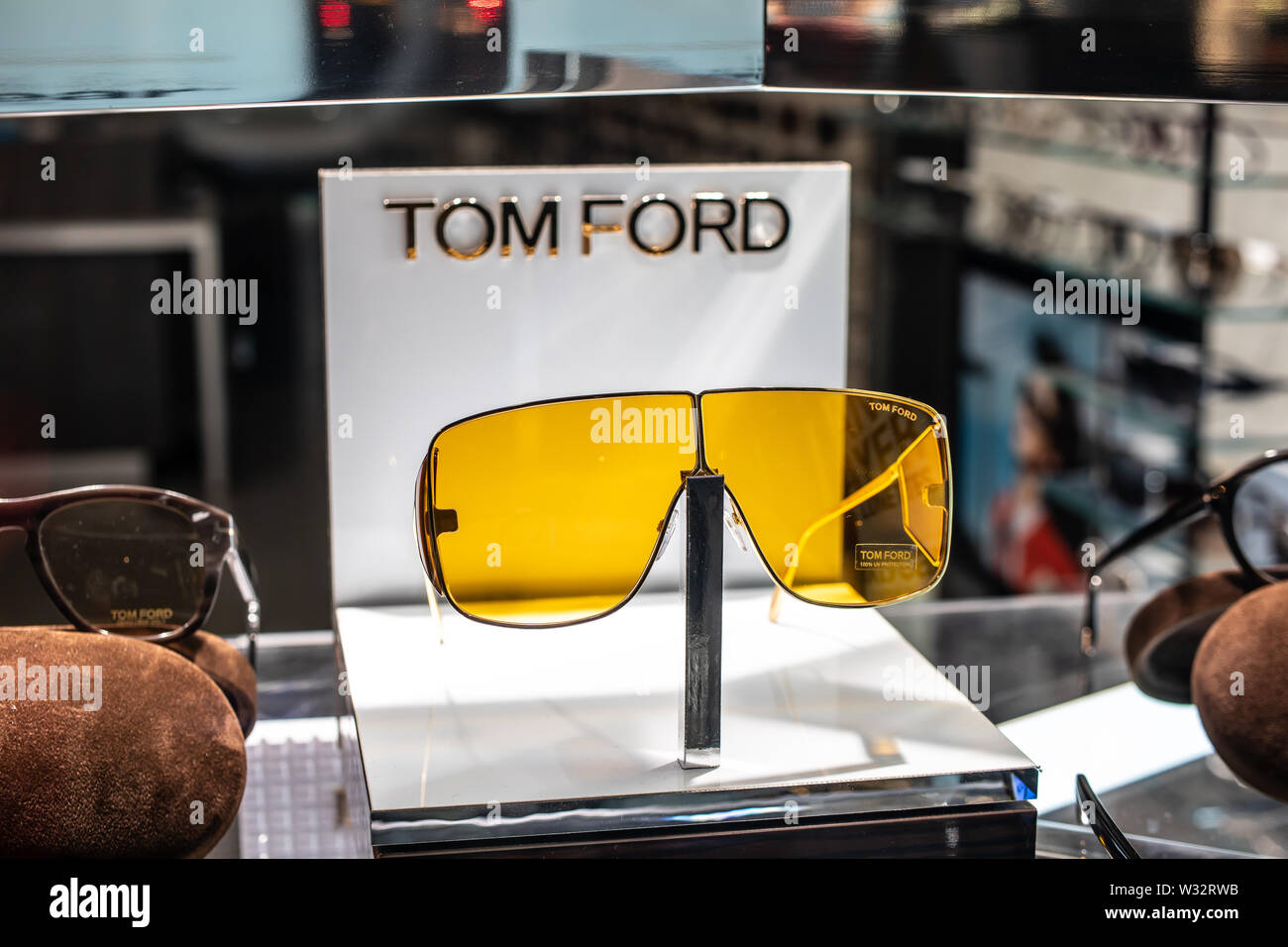 Genf, März 2019 Tom Ford Sonnenbrille auf Display für Verkauf, Brillen  Sammlungen, elegant, zeitlos original Tom Ford Brille für Männer und Frauen  erstellt Stockfotografie - Alamy