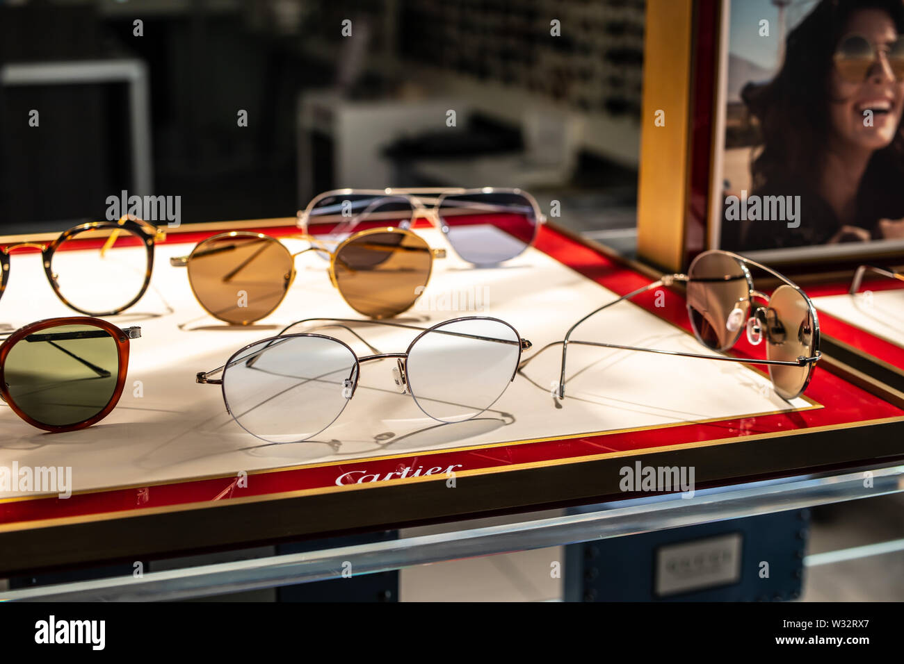 Genf, Schweiz, März 2019, Cartier Sonnenbrille auf Display für Verkauf,  Brillen Sammlungen, elegant, zeitlos und original, Cartier Brille  Stockfotografie - Alamy