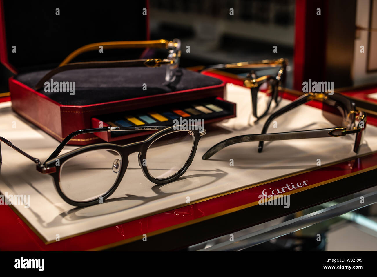 Genf, Schweiz, März 2019, Cartier Sonnenbrille auf Display für Verkauf,  Brillen Sammlungen, elegant, zeitlos und original, Cartier Brille  Stockfotografie - Alamy