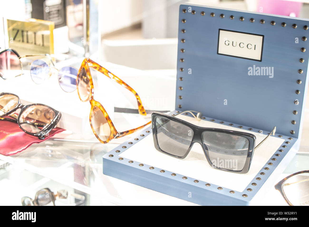 Gucci Sonnenbrille Stockfotos und -bilder Kaufen - Alamy