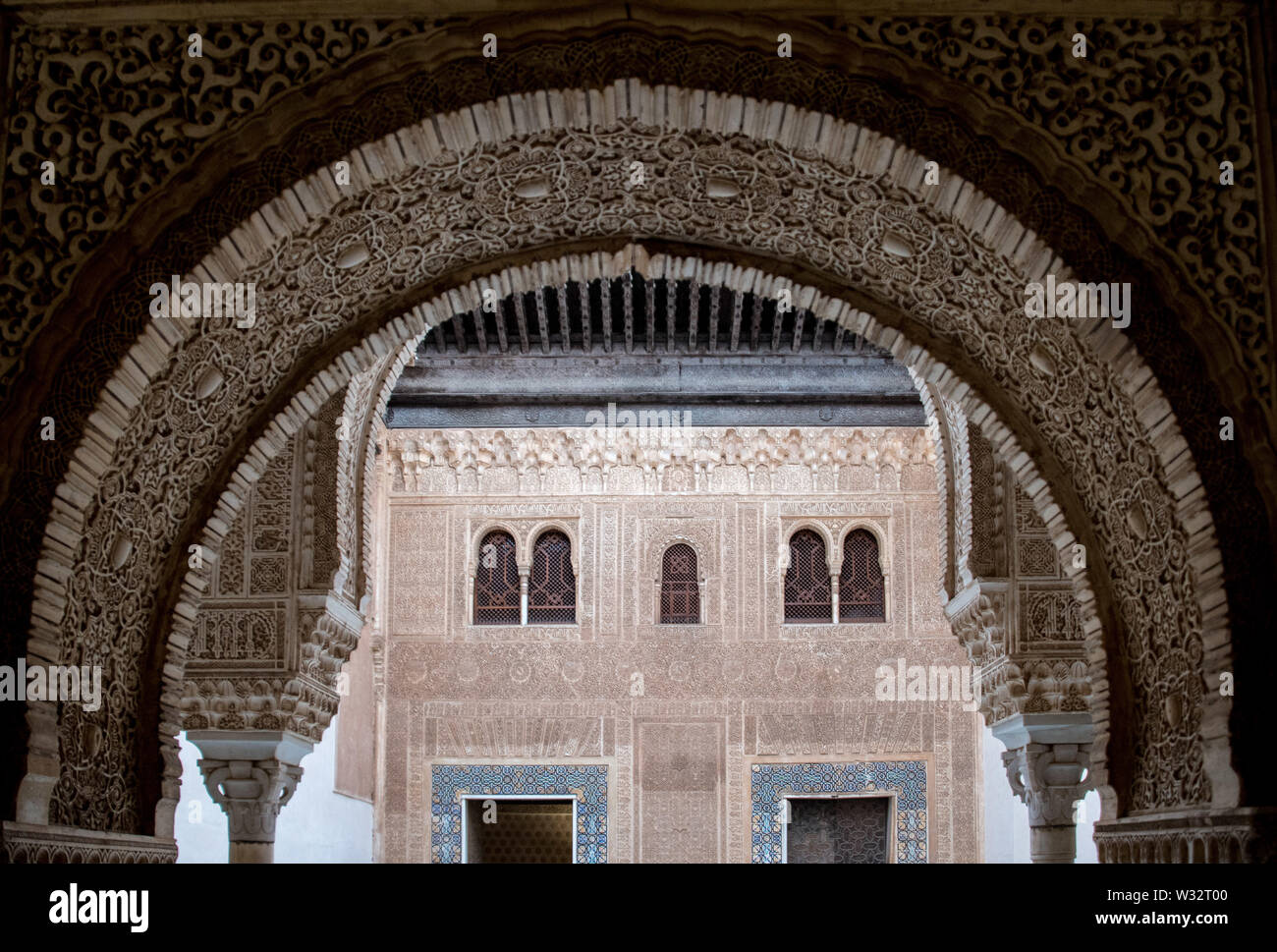 Aufwändig von Hand geschnitzten Bogen mit islamischen Muster von den Mauren auf die Alhambra in Granada, Spanien geschnitzt Stockfoto