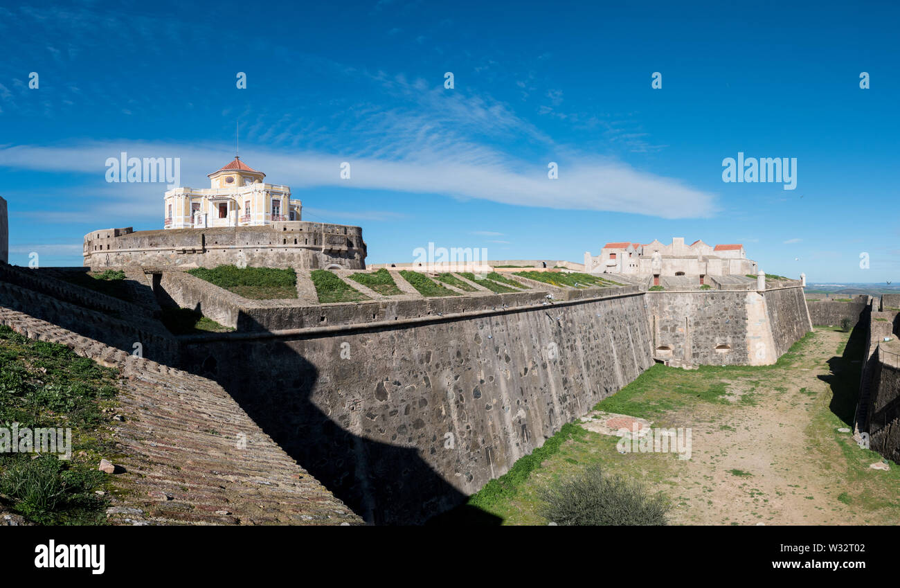 Forte de Nossa ein einzigartiges aus dem 18. Jahrhundert fünfeckige Festung auf einem Hügel mit Panoramablick und historische Exponate im Inneren über der Stadt Elvas, Por entfernt Stockfoto