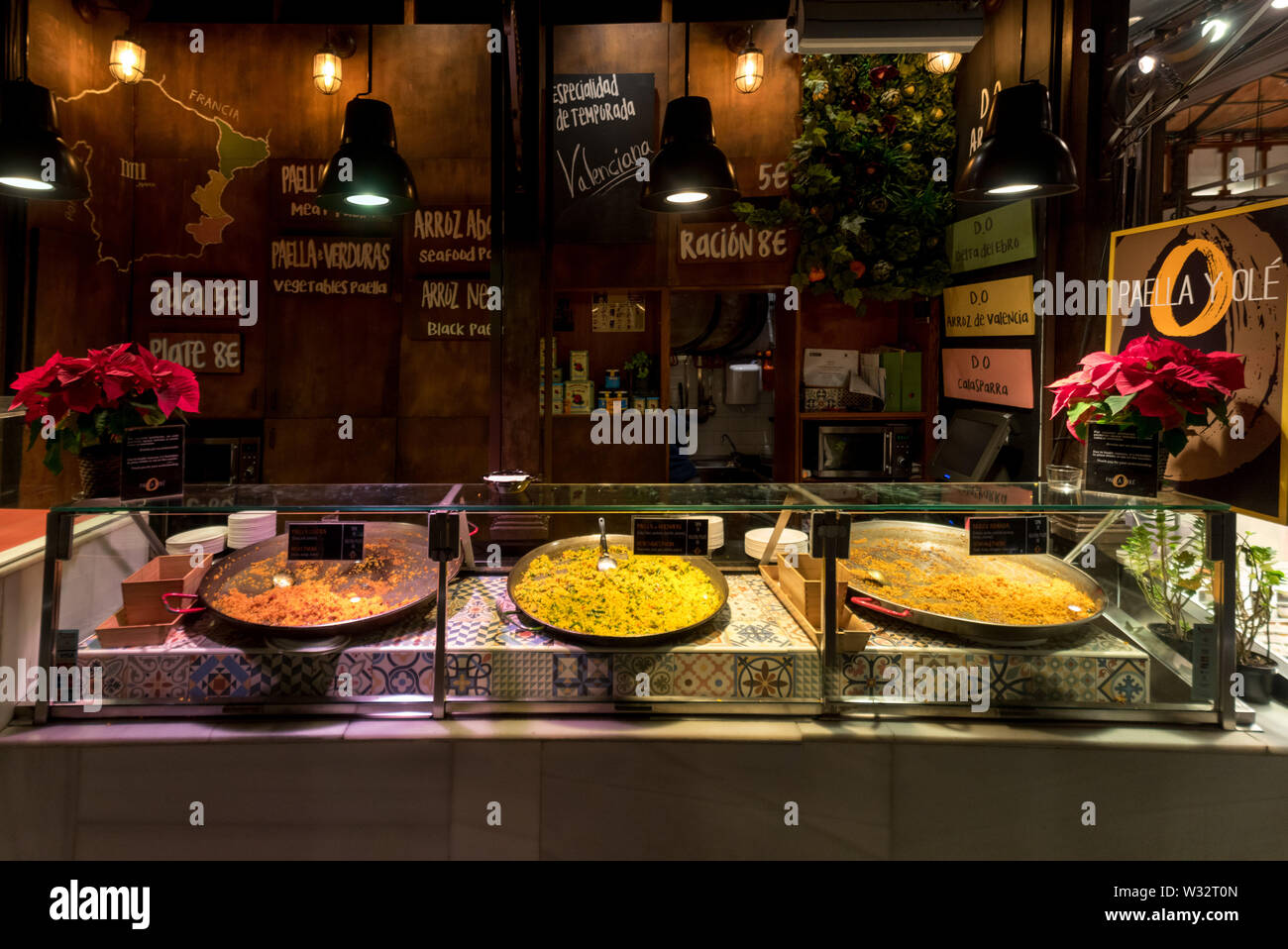 Eine Paella Stand auf dem Mercado de San Miguel Stockfoto