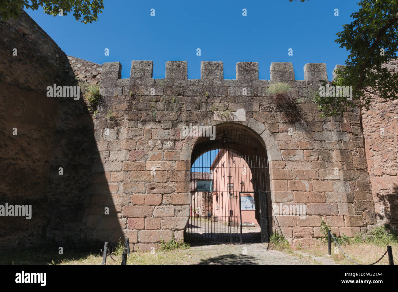 Eingang in der Wand der Stadt Granadilla, Cáceres, Spanien, 26. Mai 2019 Stockfoto