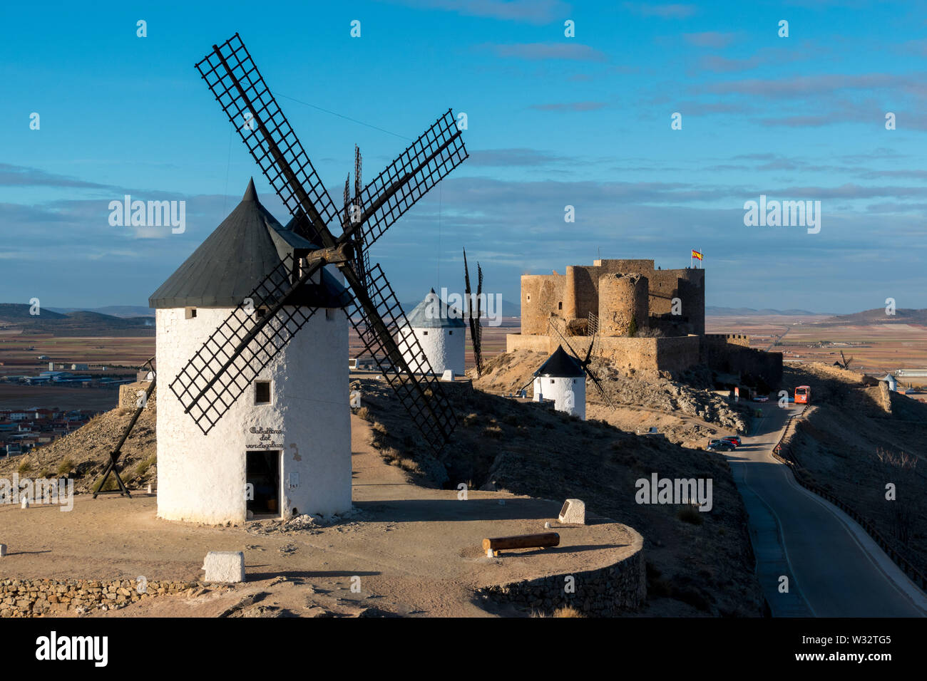 Die weißen Windmühlen und Schloss von Consuegra, Spanien Stockfoto