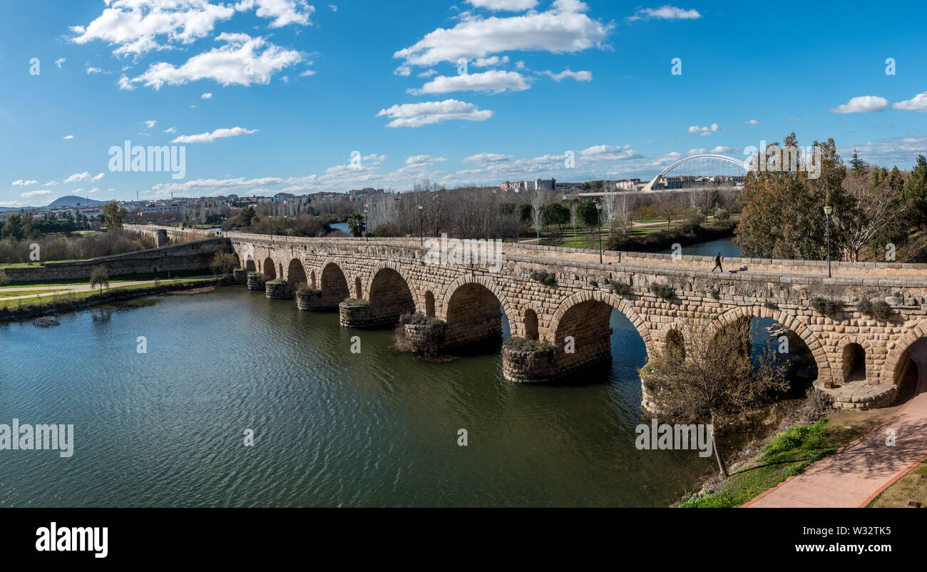 Ein Blick auf die Römische Brücke von Merida, Spanien, die längste erhaltene Brücke von den alten Zeiten. Stockfoto